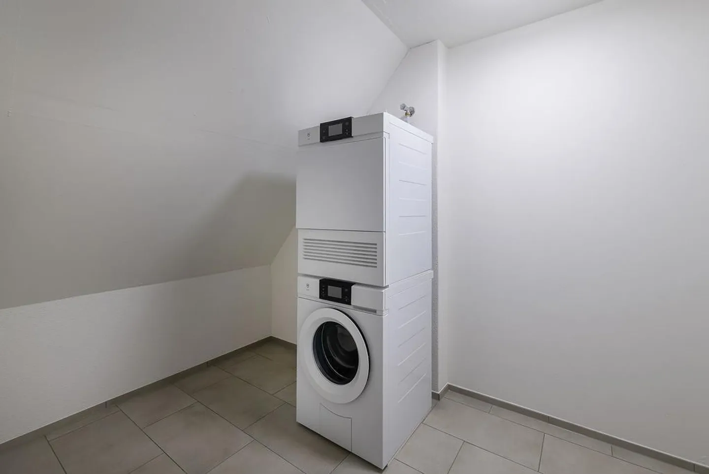 Appartamento attico recentemente ristrutturato su 2 piani con balcone e torre di lavaggio - Foto 11 di 12
