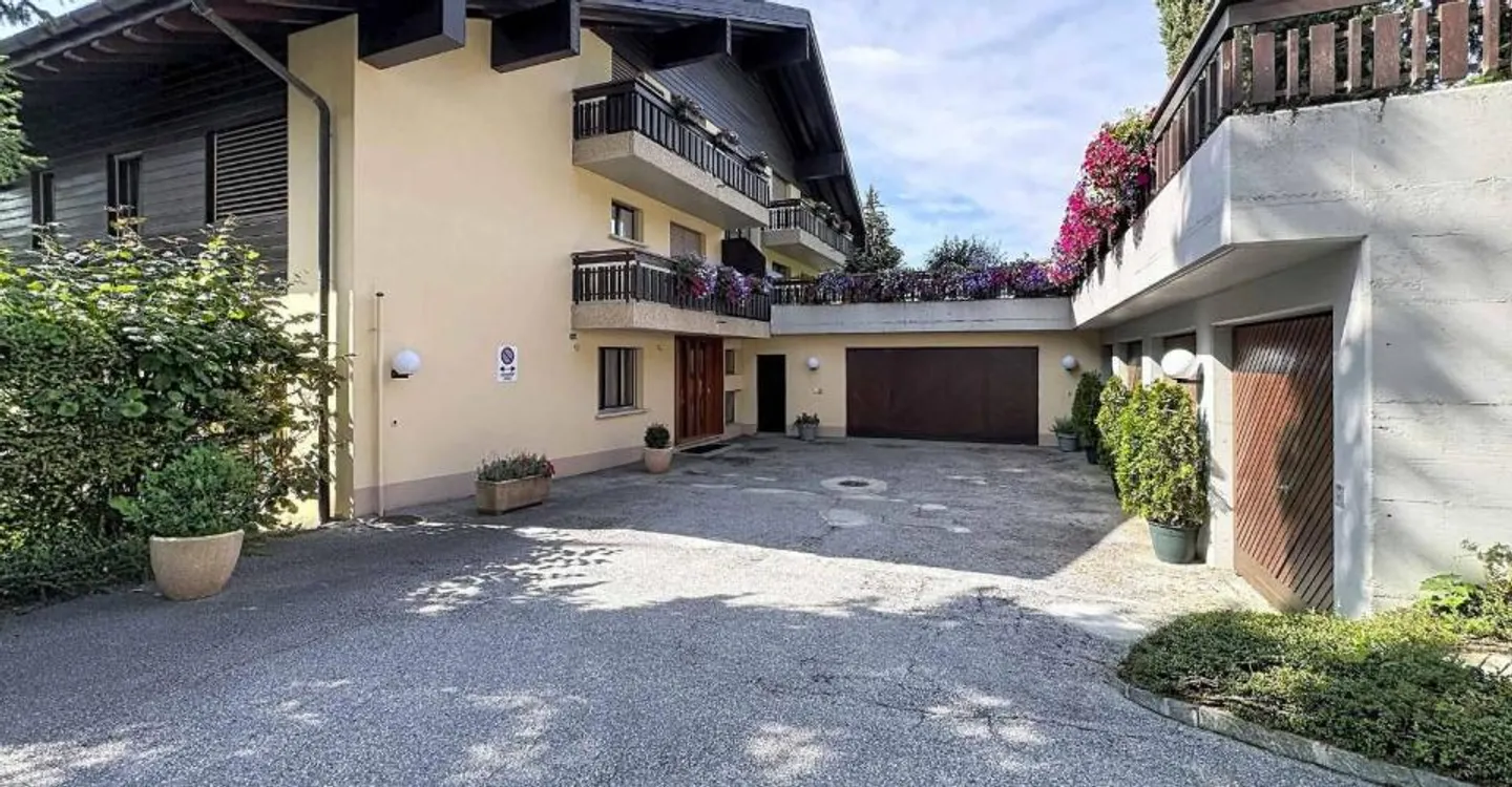 Stunning Duplex with Alpine Views - Photo 12 of 12