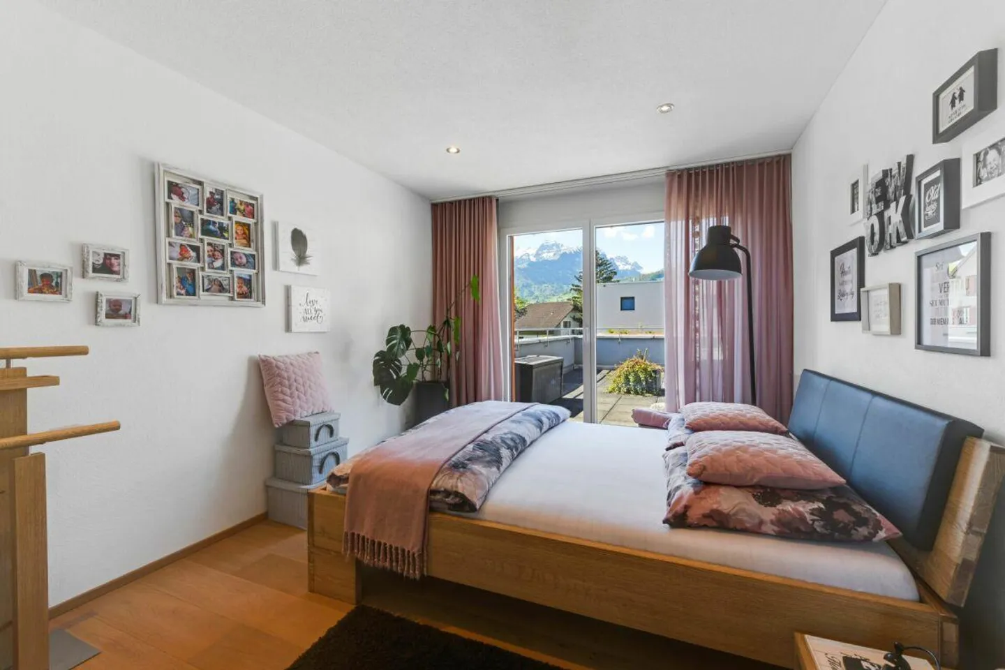 Esperienza abitativa moderna con vista - Casa unifamiliare con piscina, idillio da giardino e vista panoramica - Foto 15 di 28