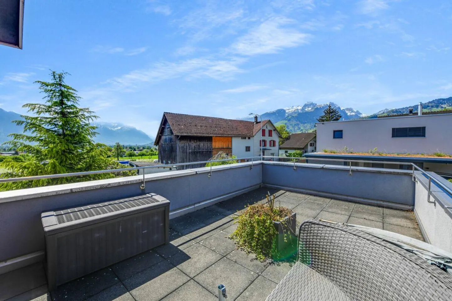 Esperienza abitativa moderna con vista - Casa unifamiliare con piscina, idillio da giardino e vista panoramica - Foto 18 di 28