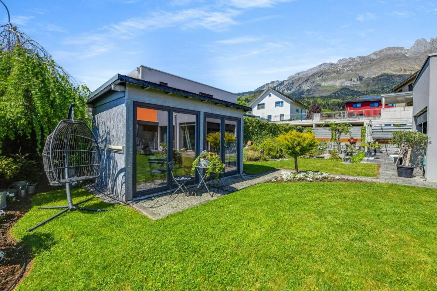 Esperienza abitativa moderna con vista - Casa unifamiliare con piscina, idillio da giardino e vista panoramica - Foto 24 di 28