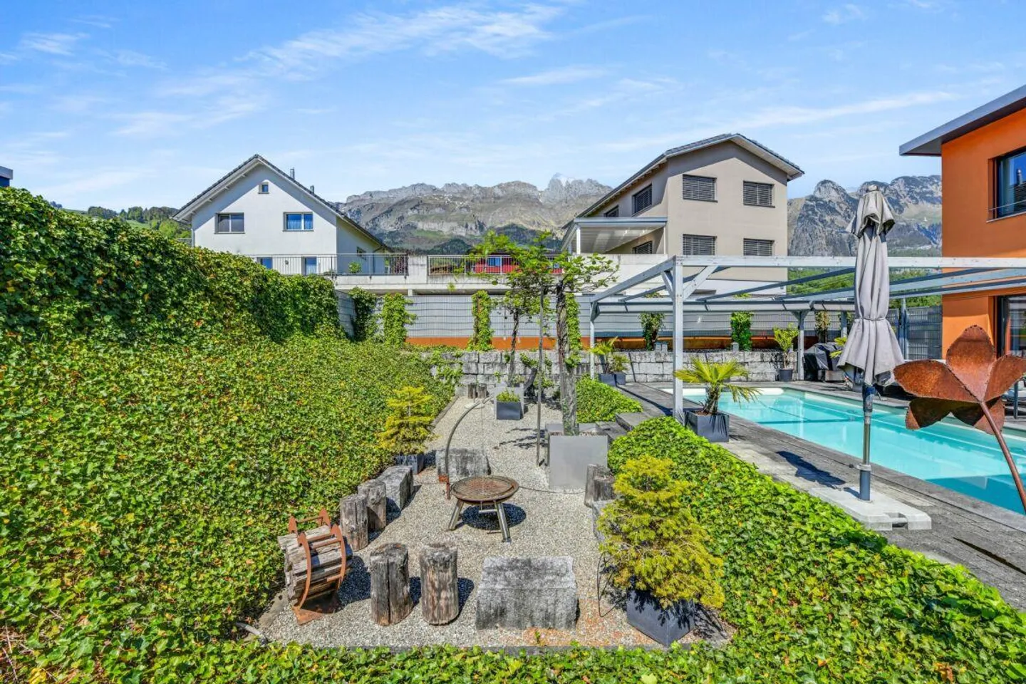 Esperienza abitativa moderna con vista - Casa unifamiliare con piscina, idillio da giardino e vista panoramica - Foto 25 di 28