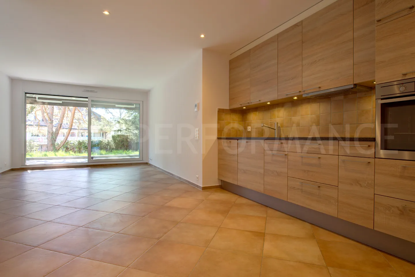 Appartement 2.5 pièces récent avec terrasse et jardin - Photo 1 sur 6