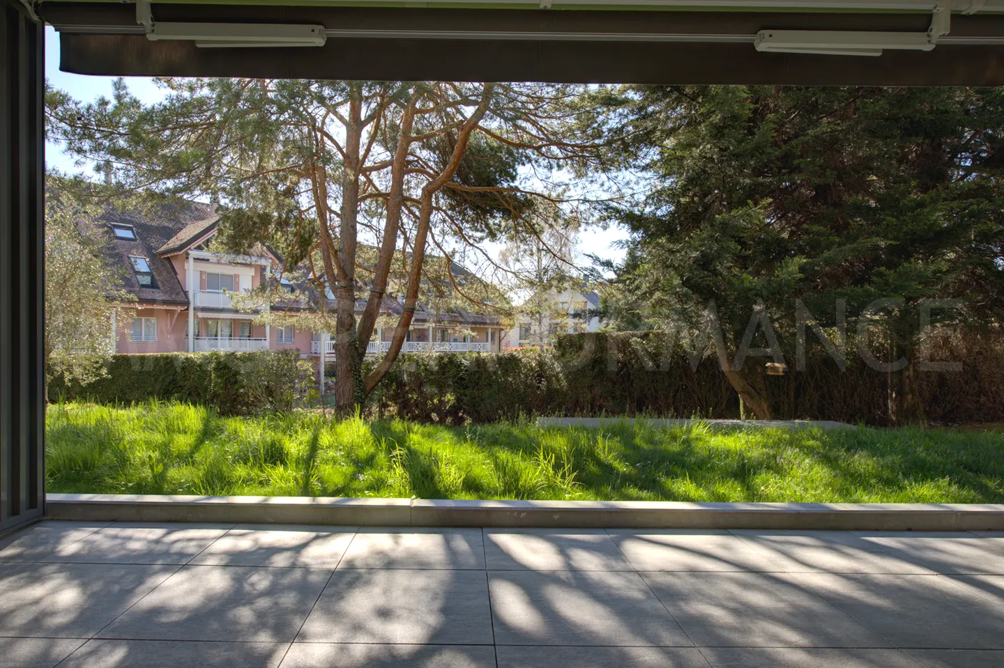 Appartement 2.5 pièces récent avec terrasse et jardin - Photo 2 sur 6