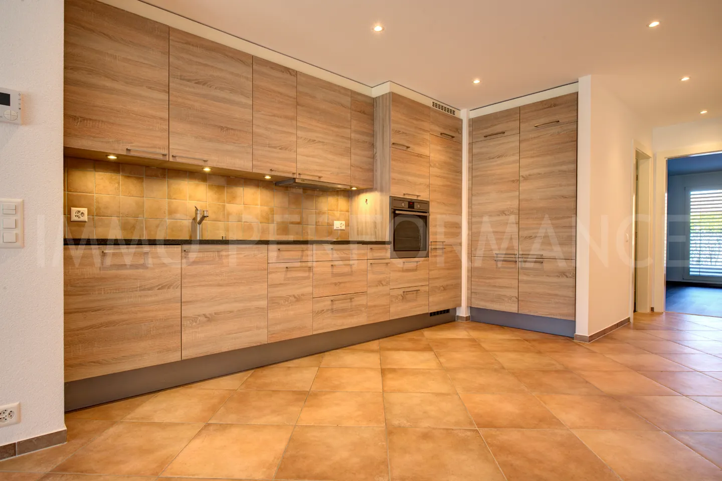 Appartement 2.5 pièces récent avec terrasse et jardin - Photo 3 sur 6