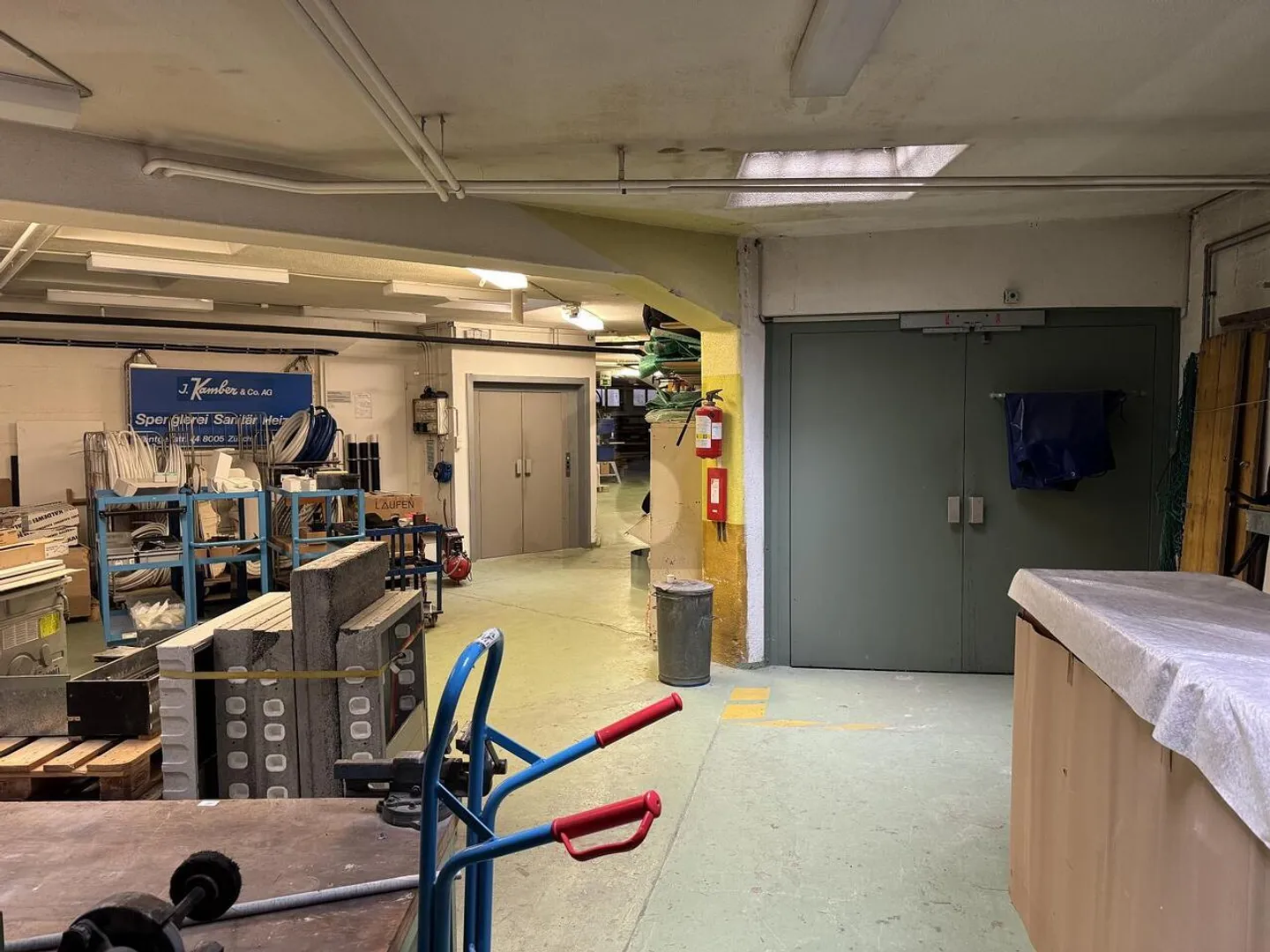 MAGAZZINO SPAZIOSO NEL CUORE DI 8005 - Foto 2 di 6