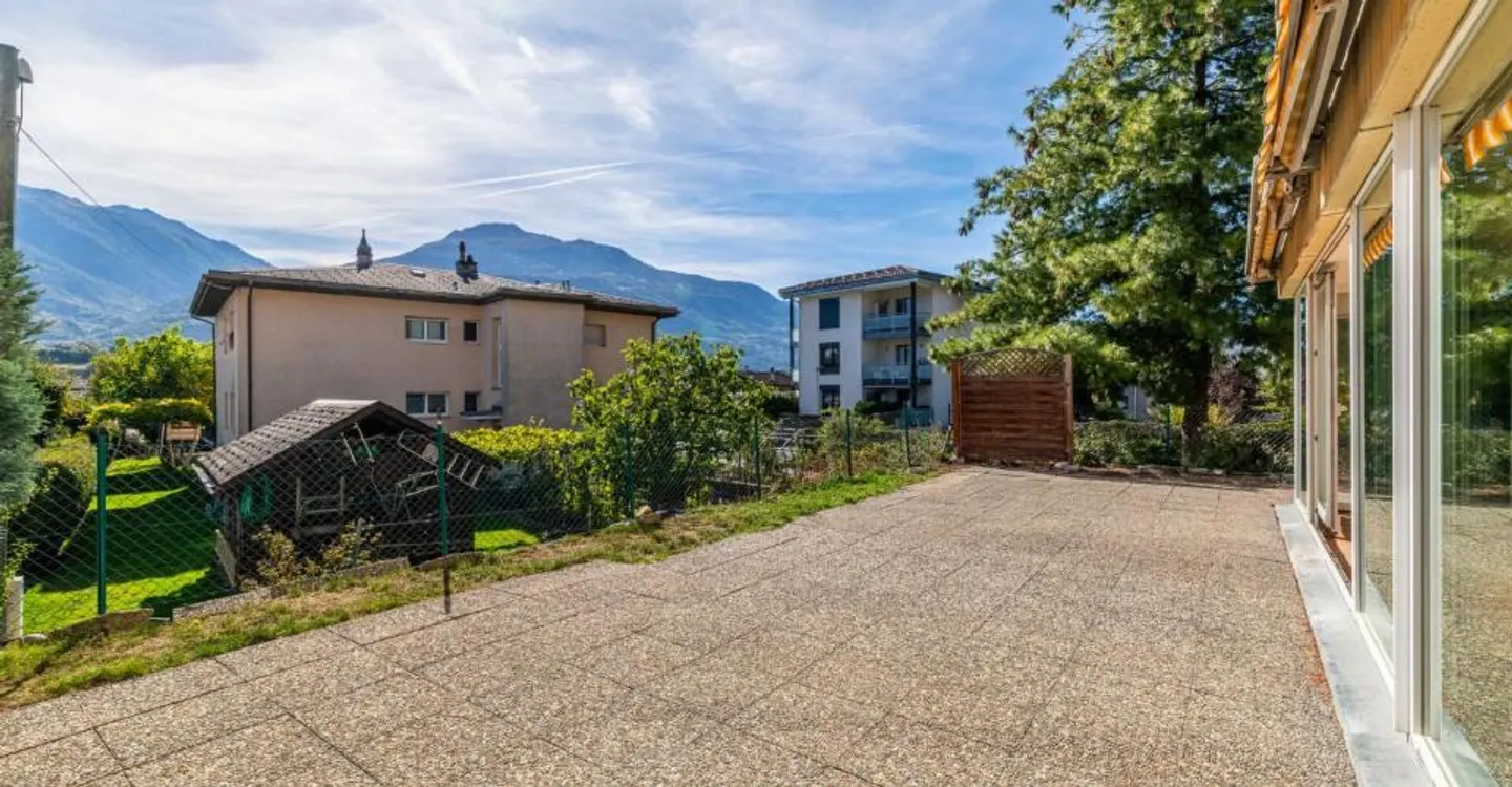 SPACIEUX REZ DE JARDIN 4 PIECES 1-2 DE 165 M2 PONDERES A CONTHEY - Photo 2 of 12