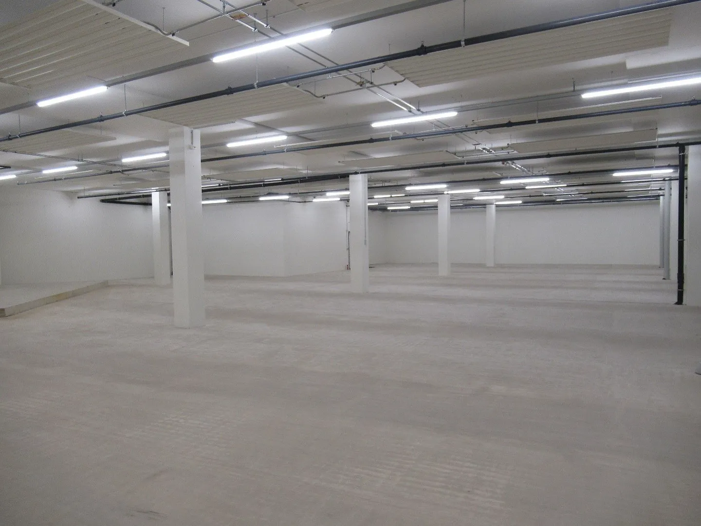 Espace de stockage et commercial avec accès direct à l'autoroute - Photo 1 sur 4