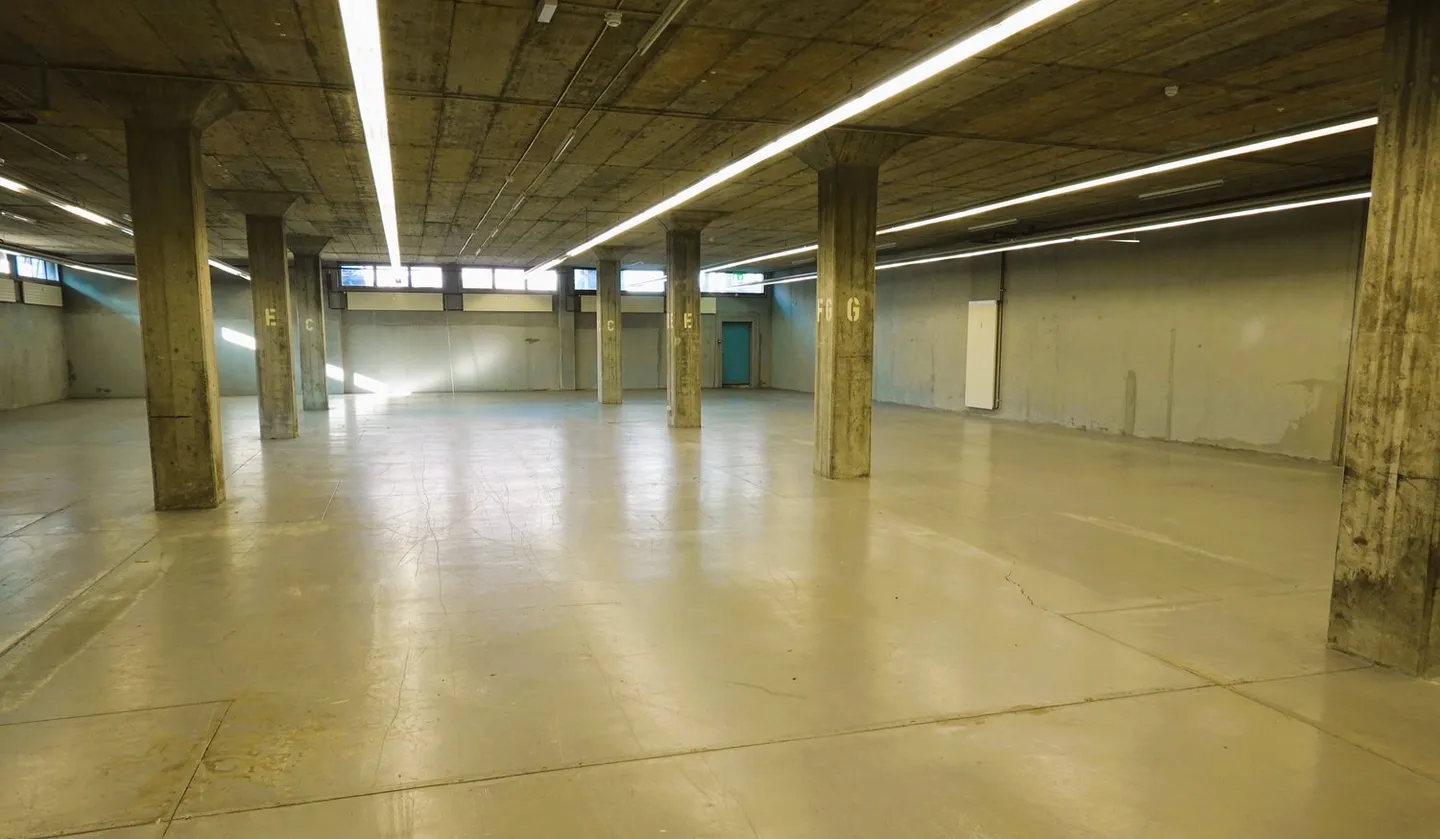 Espace de stockage et commercial avec accès direct à l'autoroute - Photo 3 sur 4