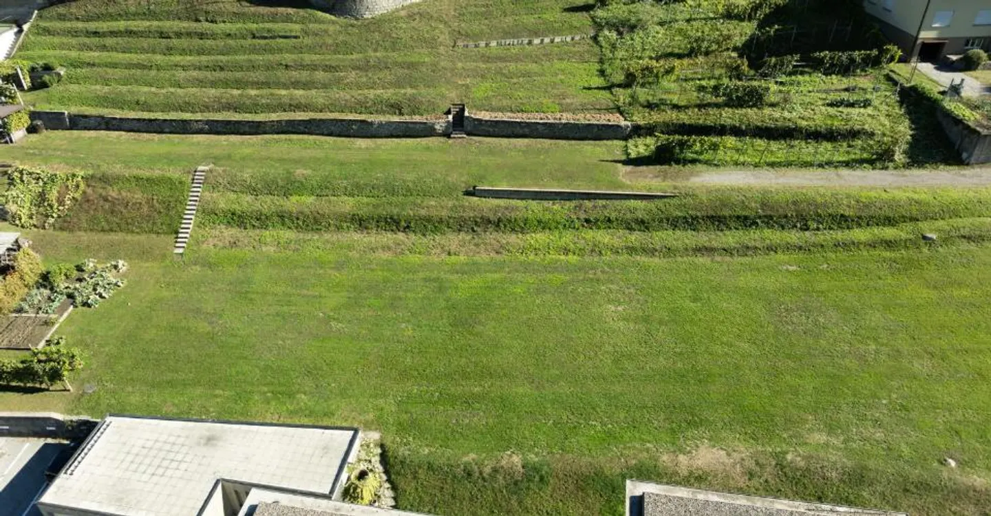 Großes Baugrundstück in einem sonnigen und erhöhten Viertel - Foto 1 von 7