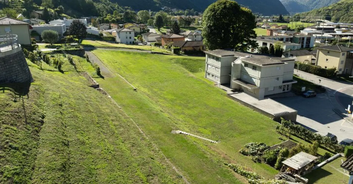 Großes Baugrundstück in einem sonnigen und erhöhten Viertel - Foto 6 von 7
