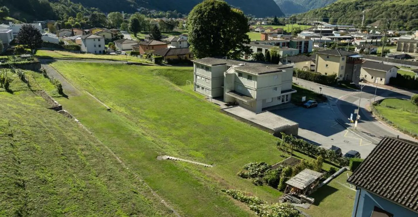 Großes Baugrundstück in einem sonnigen und erhöhten Viertel - Foto 2 von 7