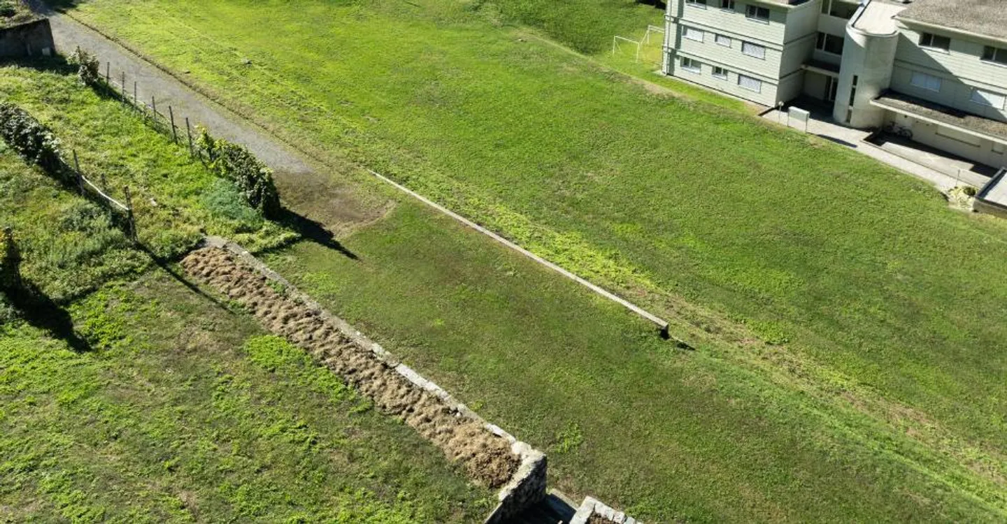 Großes Baugrundstück in einem sonnigen und erhöhten Viertel - Foto 3 von 7