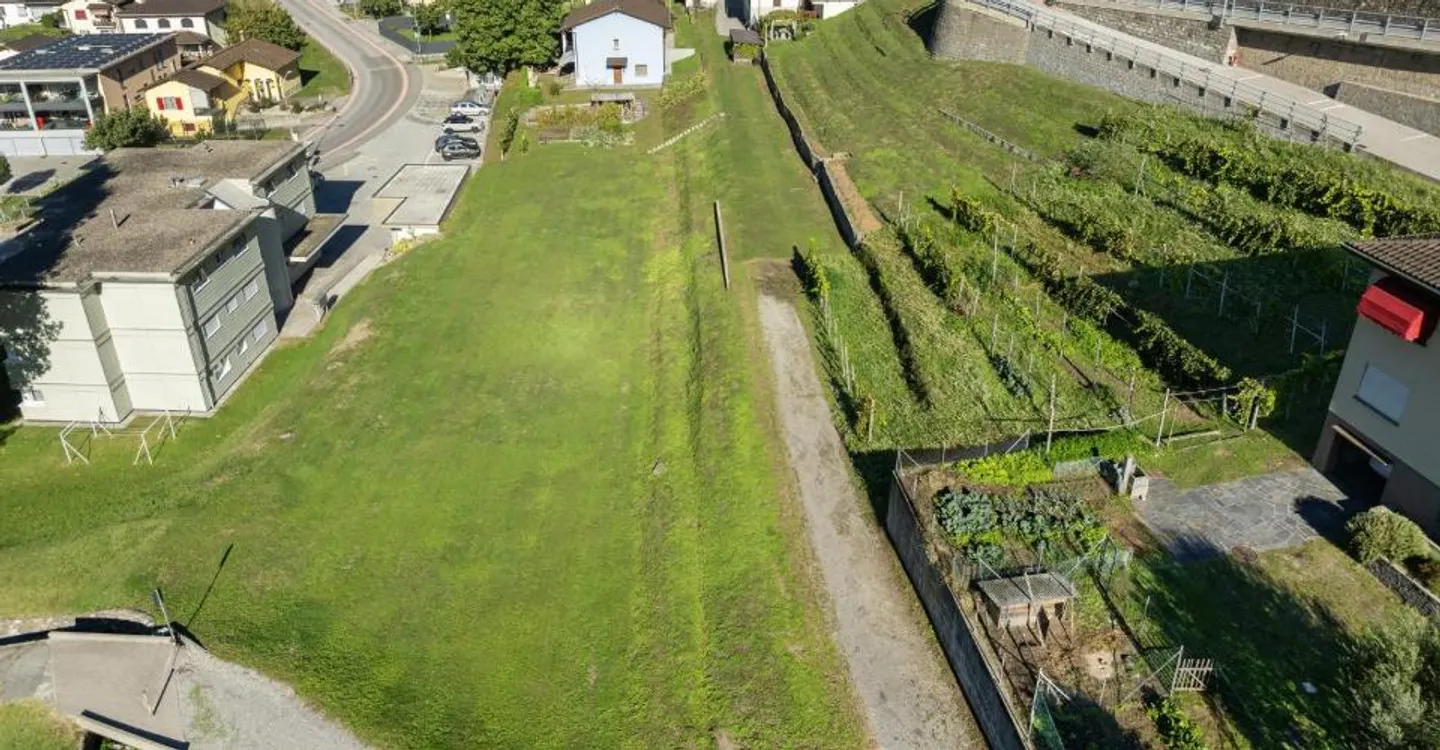 Großes Baugrundstück in einem sonnigen und erhöhten Viertel - Foto 7 von 7