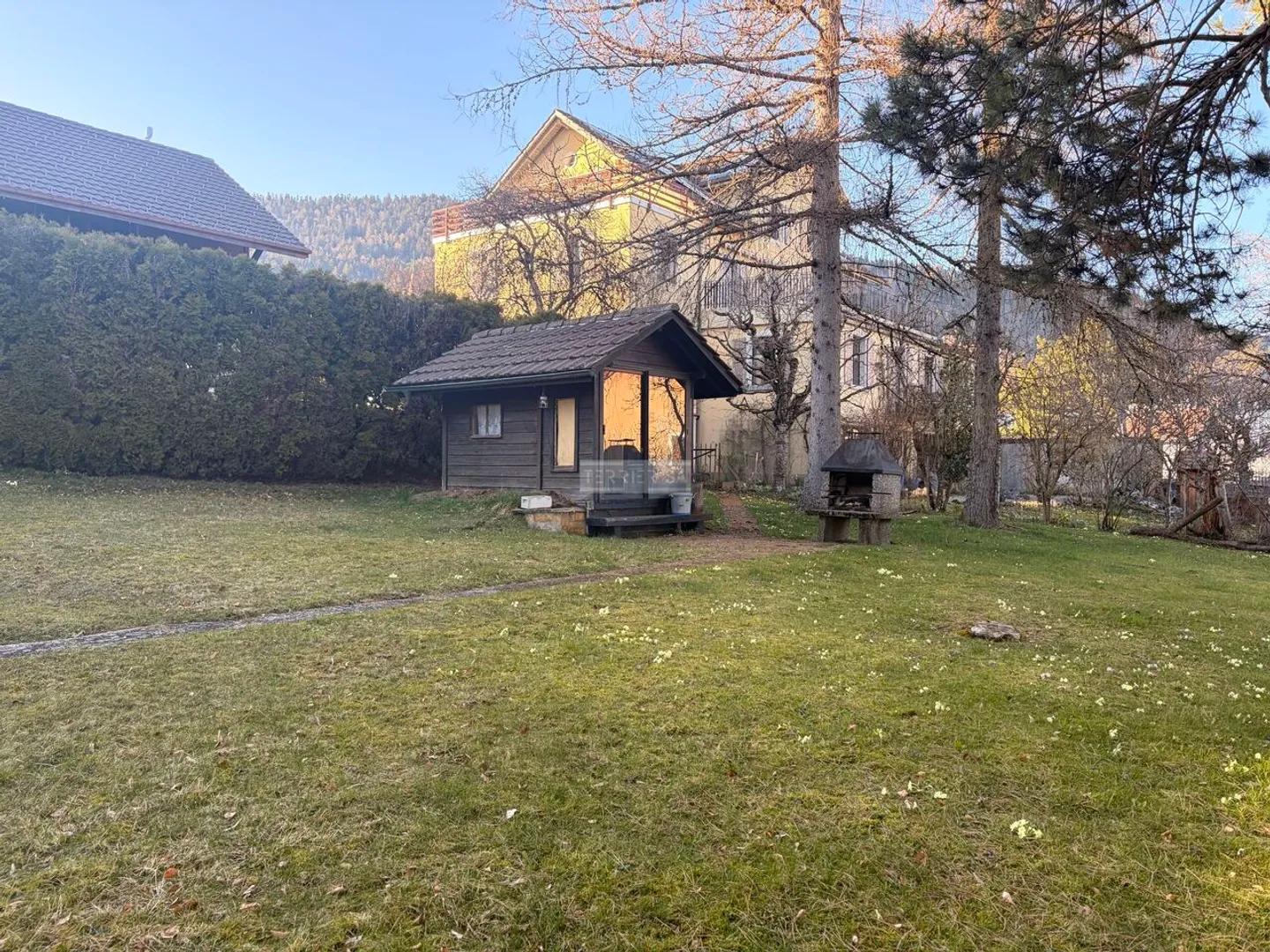 Bungalow charmant avec 2 appartements et grand jardin bordé d'arbres - Photo 3 sur 13