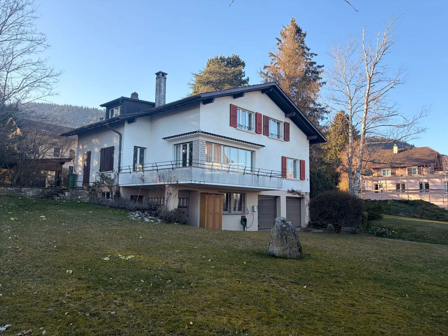 Bungalow charmant avec 2 appartements et grand jardin bordé d'arbres - Photo 1 sur 13