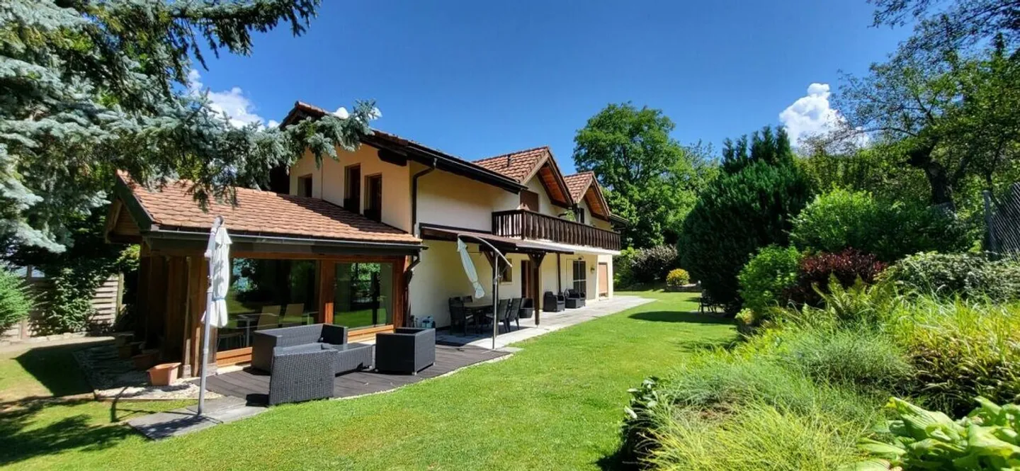 Propriété au caractère unique composée de 3 appartements - Photo 1 sur 34