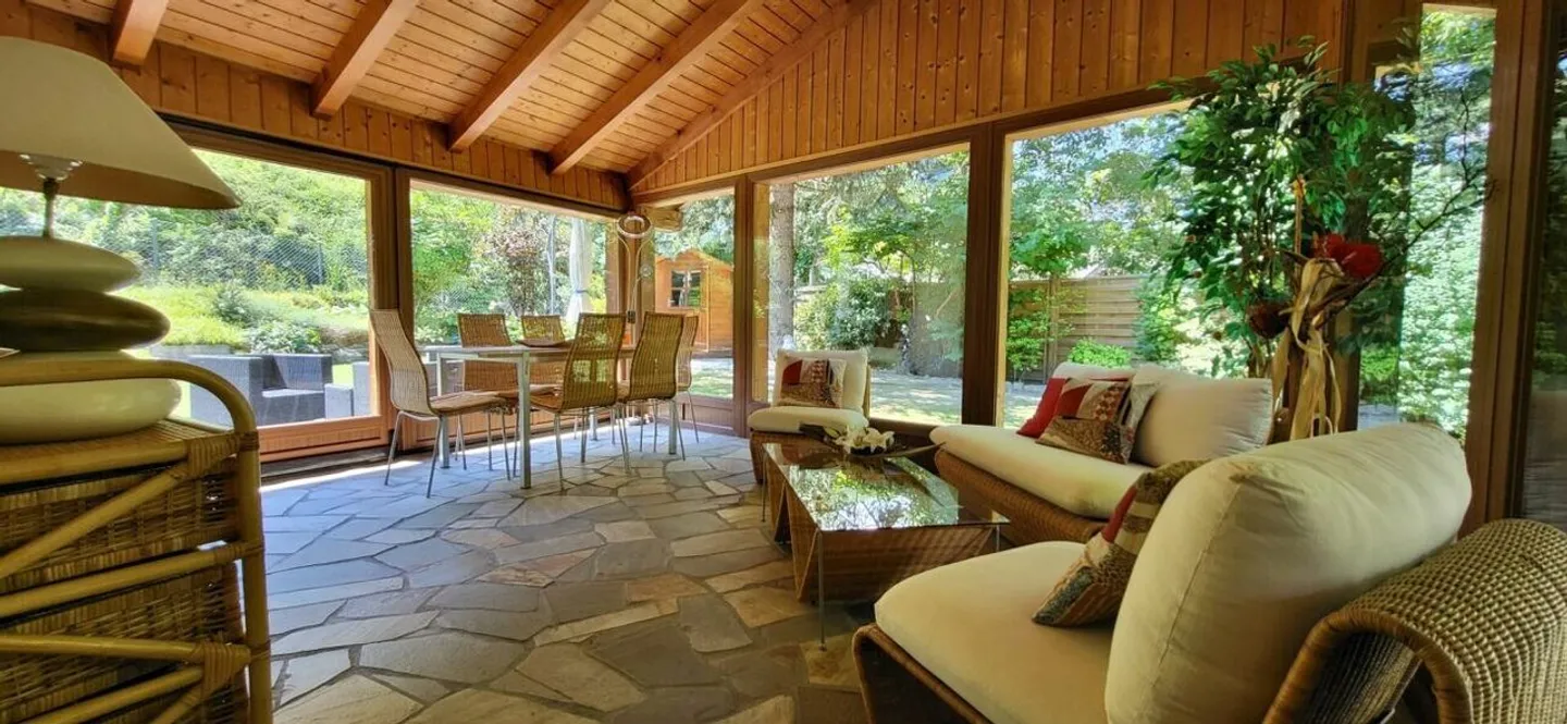 Propriété au caractère unique composée de 3 appartements - Photo 2 sur 34