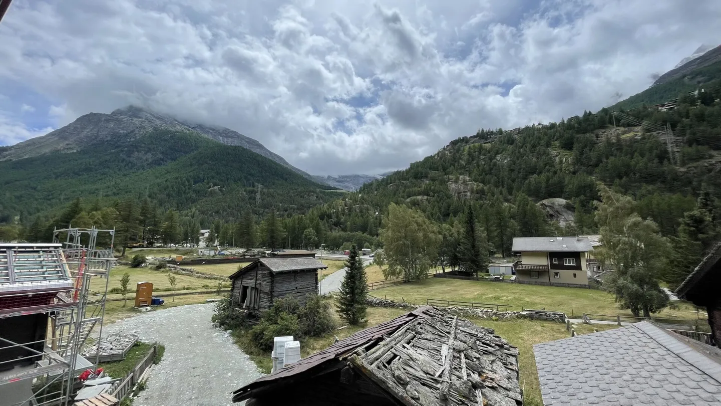 Neve Zen Lauinen Saas-Grund Nuova costruzione 2025 con il bus E senza cambi per l'Alpinexpress. Assicurati l'ultimo appartamento attico 4.5 con vista libera sul gruppo Mischabel. Riservato. - Foto 11 di 14