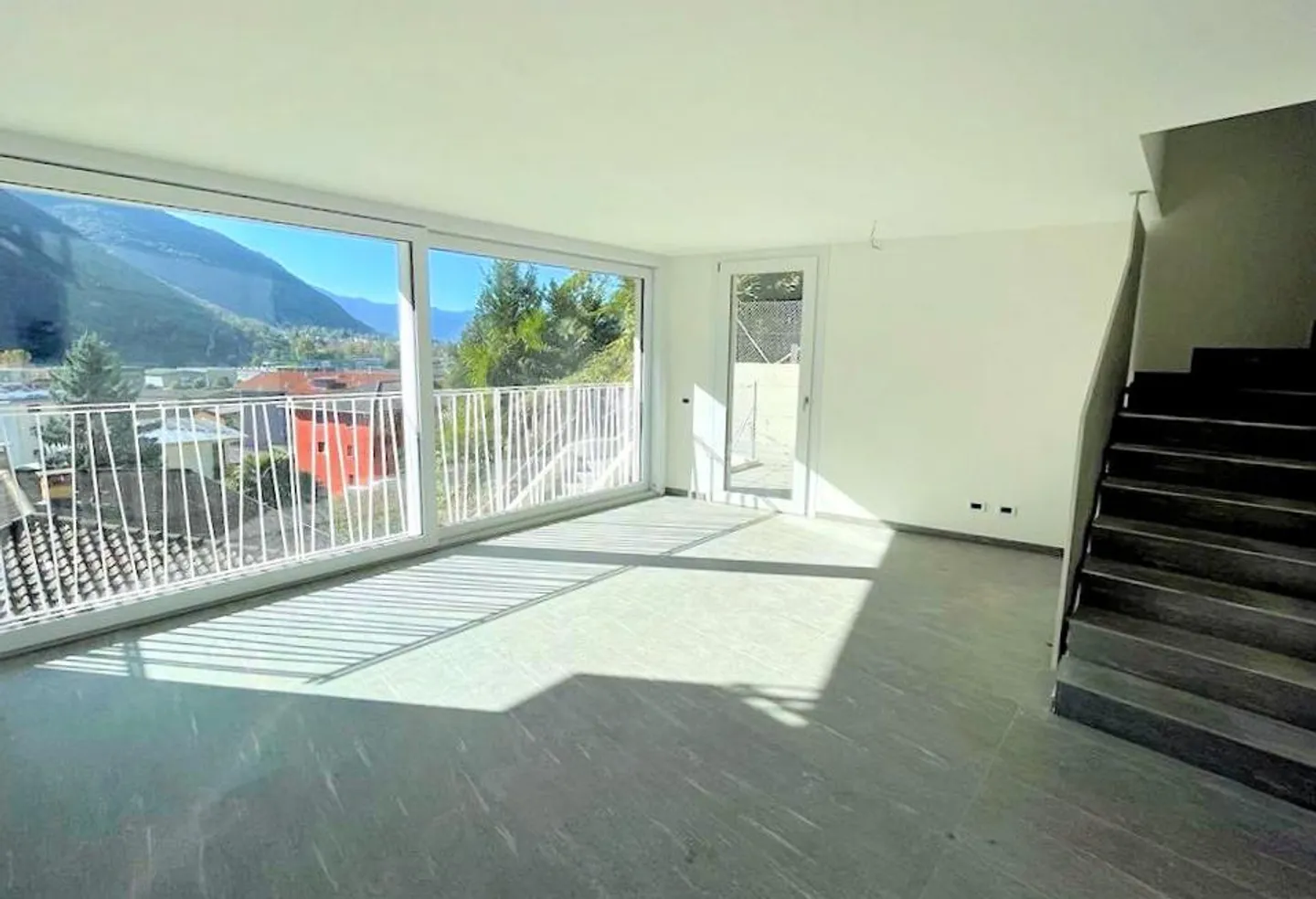 Modernes Duplexapartment in Lumino - Foto 2 von 8