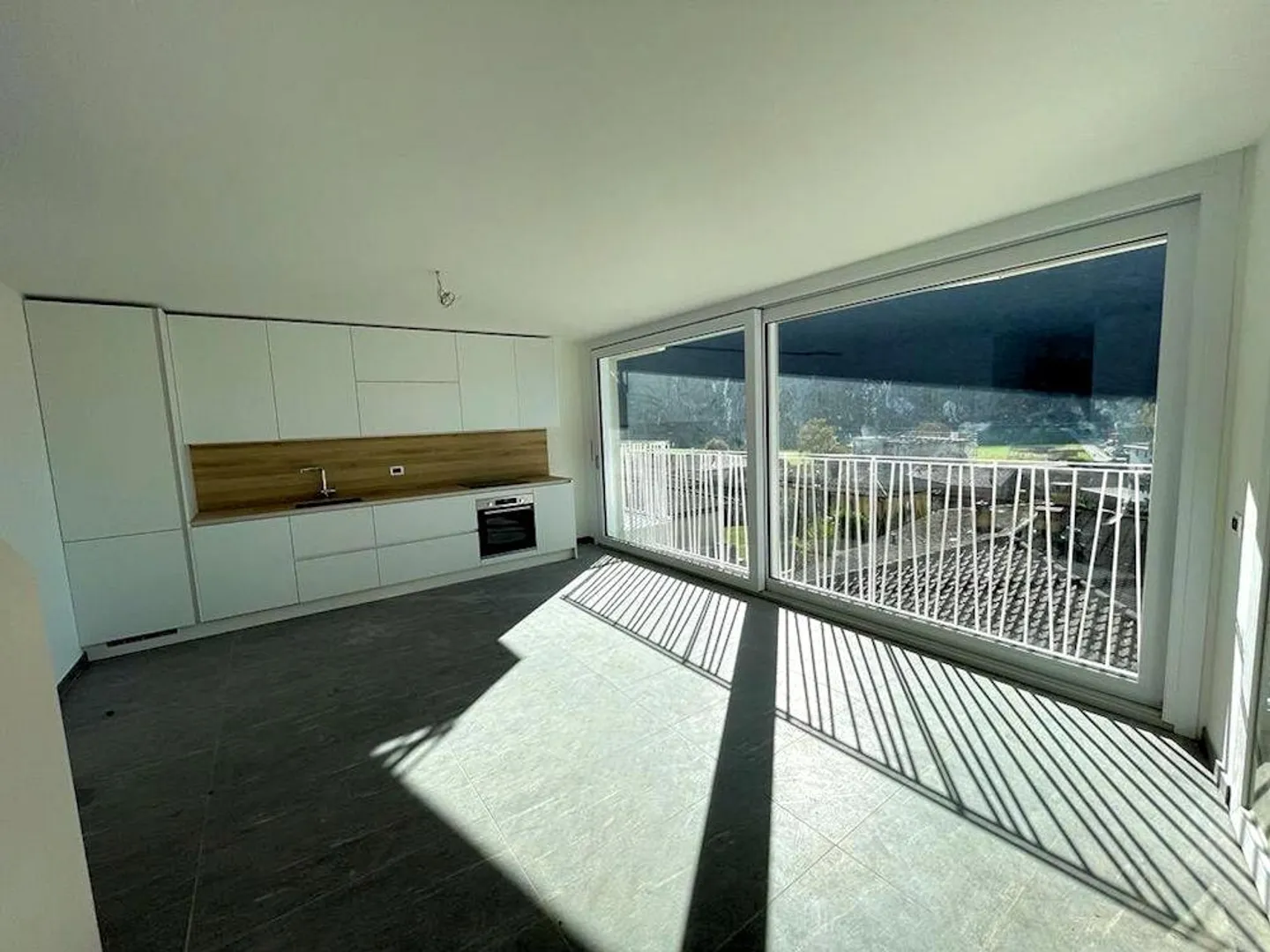 Modernes Duplexapartment in Lumino - Foto 3 von 8