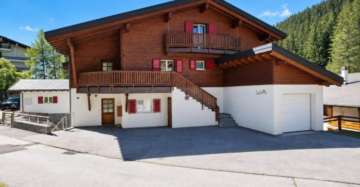 15,5-ZIMMER CHALET, DAS AUS DREI UNABHÄNGIGEN WOHNUNGEN BESTEHT - Foto 2 von 12