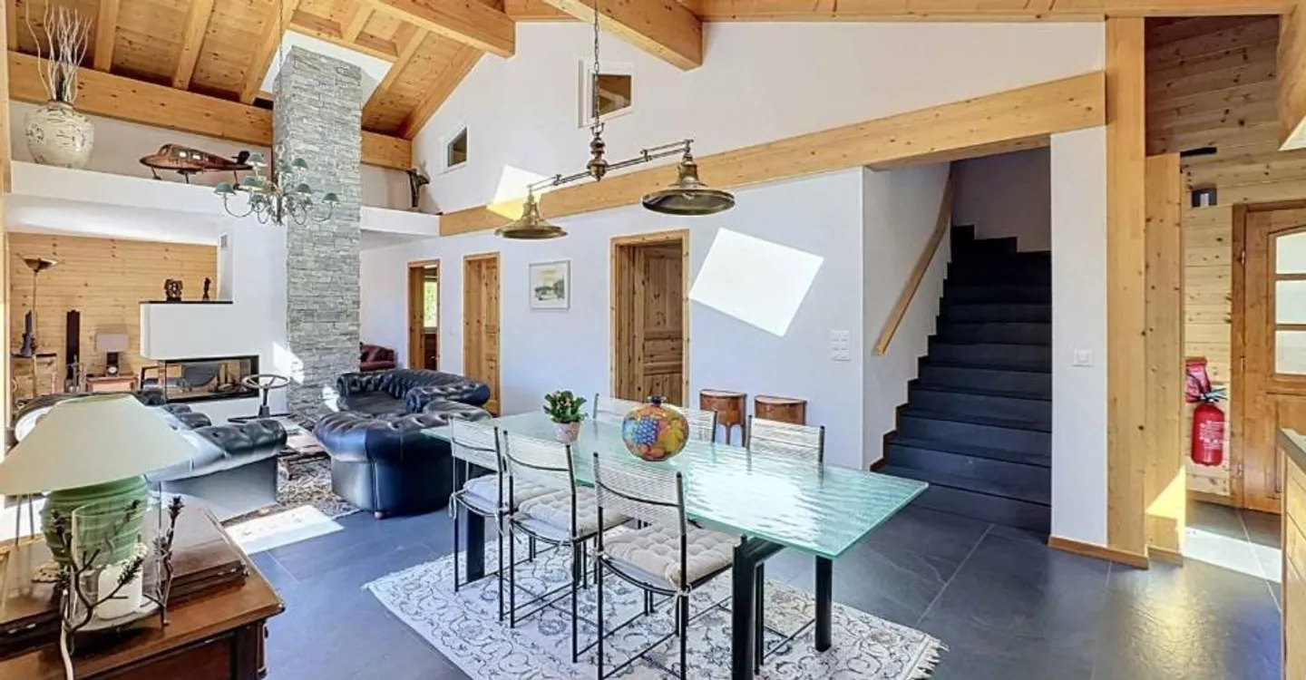 15,5-ZIMMER CHALET, DAS AUS DREI UNABHÄNGIGEN WOHNUNGEN BESTEHT - Foto 3 von 12