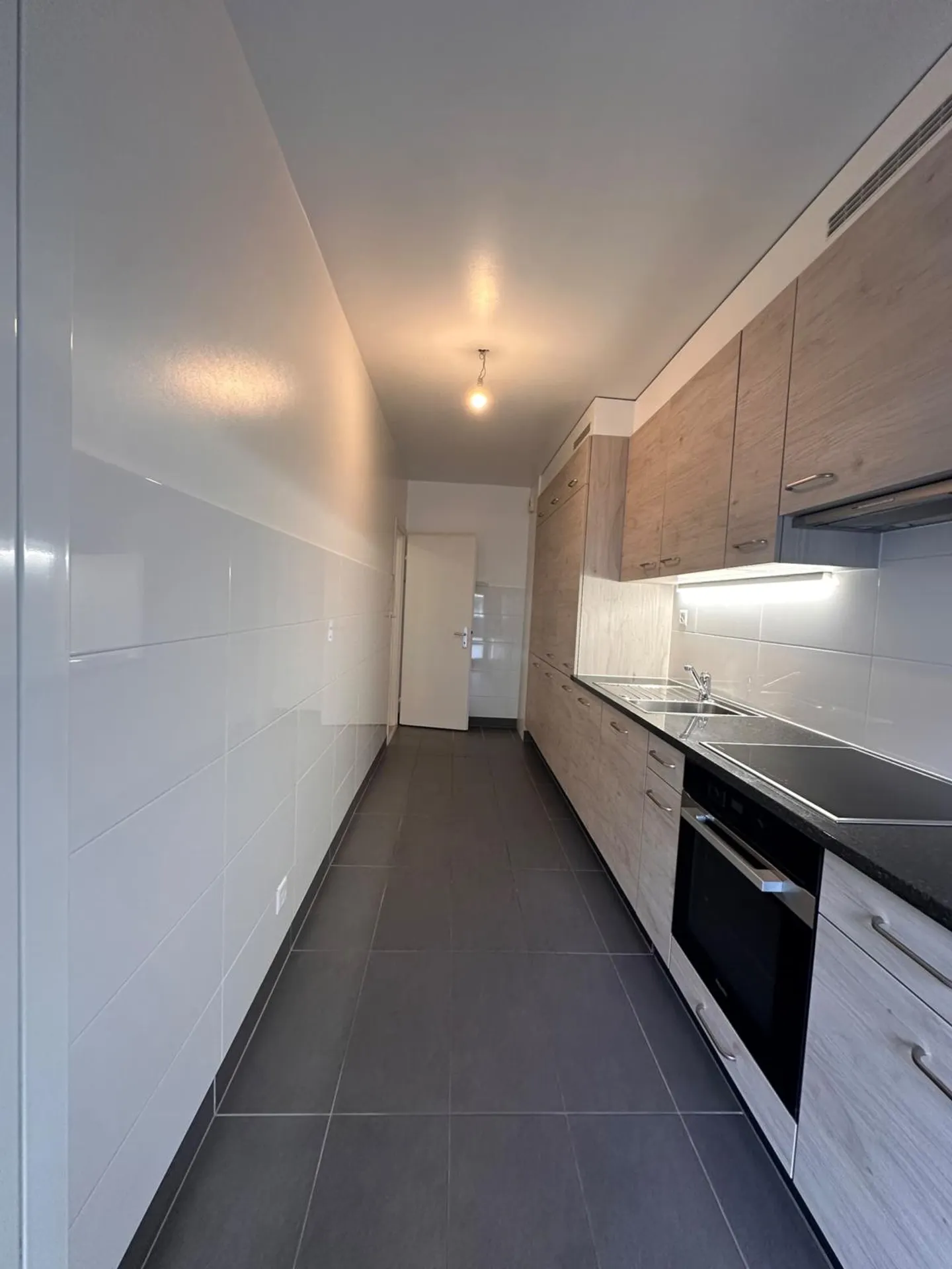 Charming 5-Room Apartment - Photo 2 of 11