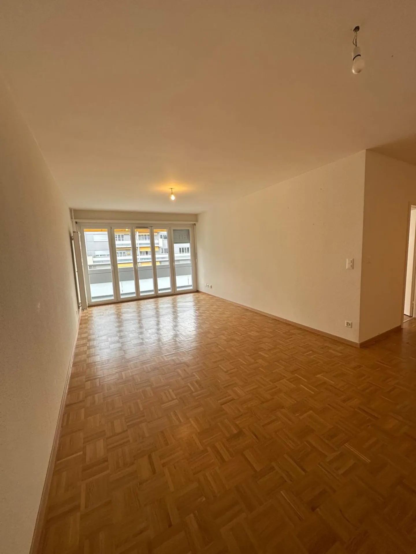 Charming 5-Room Apartment - Photo 3 of 11