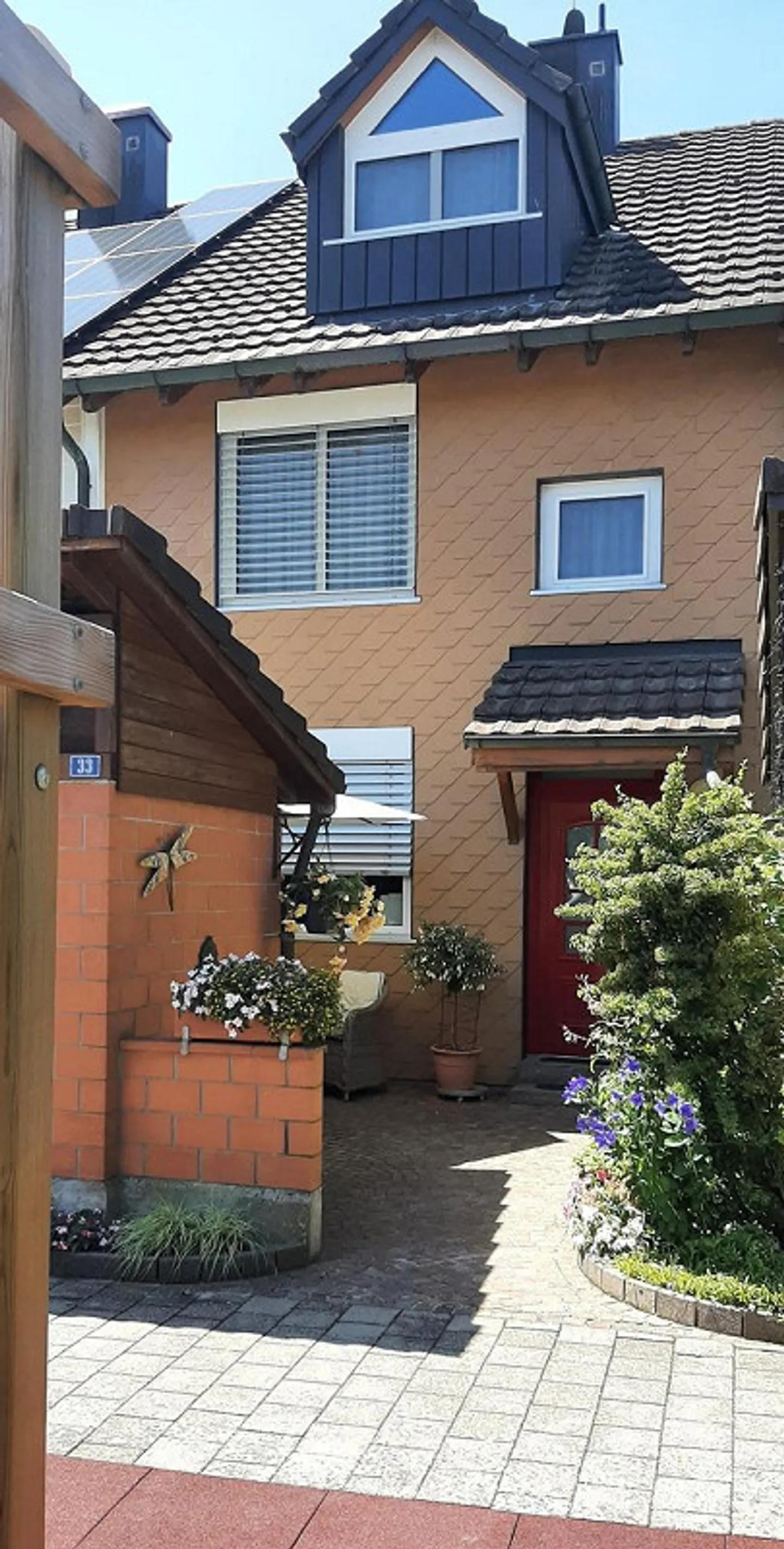 Maison Pratique dans un Quartier Familial - Photo 2 sur 9