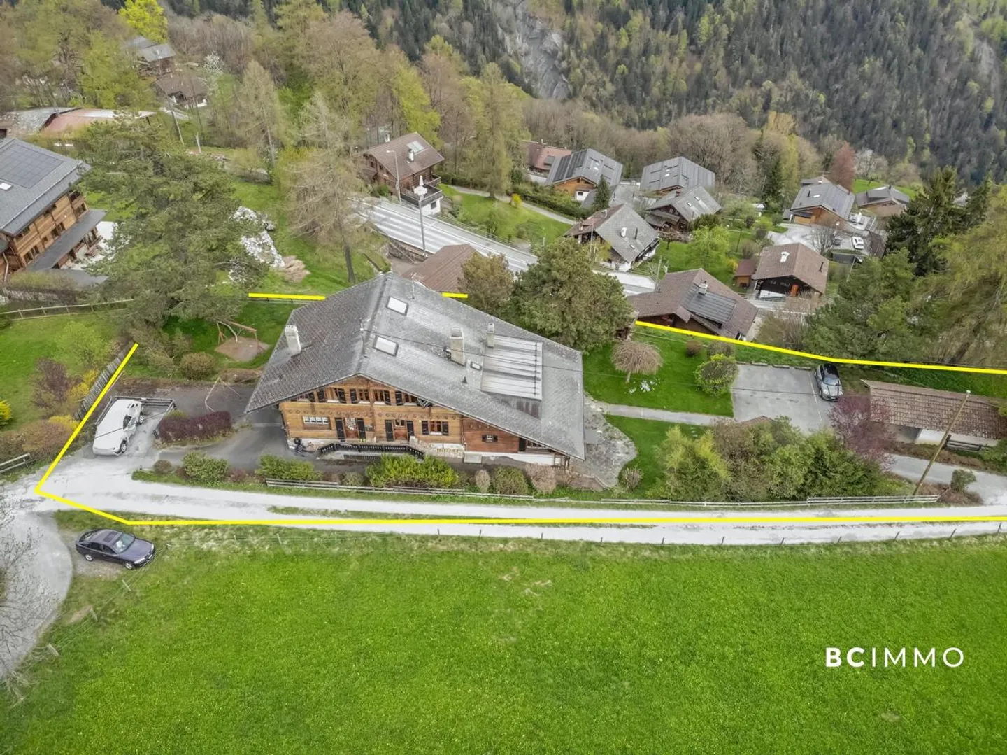 Large chalet to renovate and development potential of the plot - Photo 3 of 9
