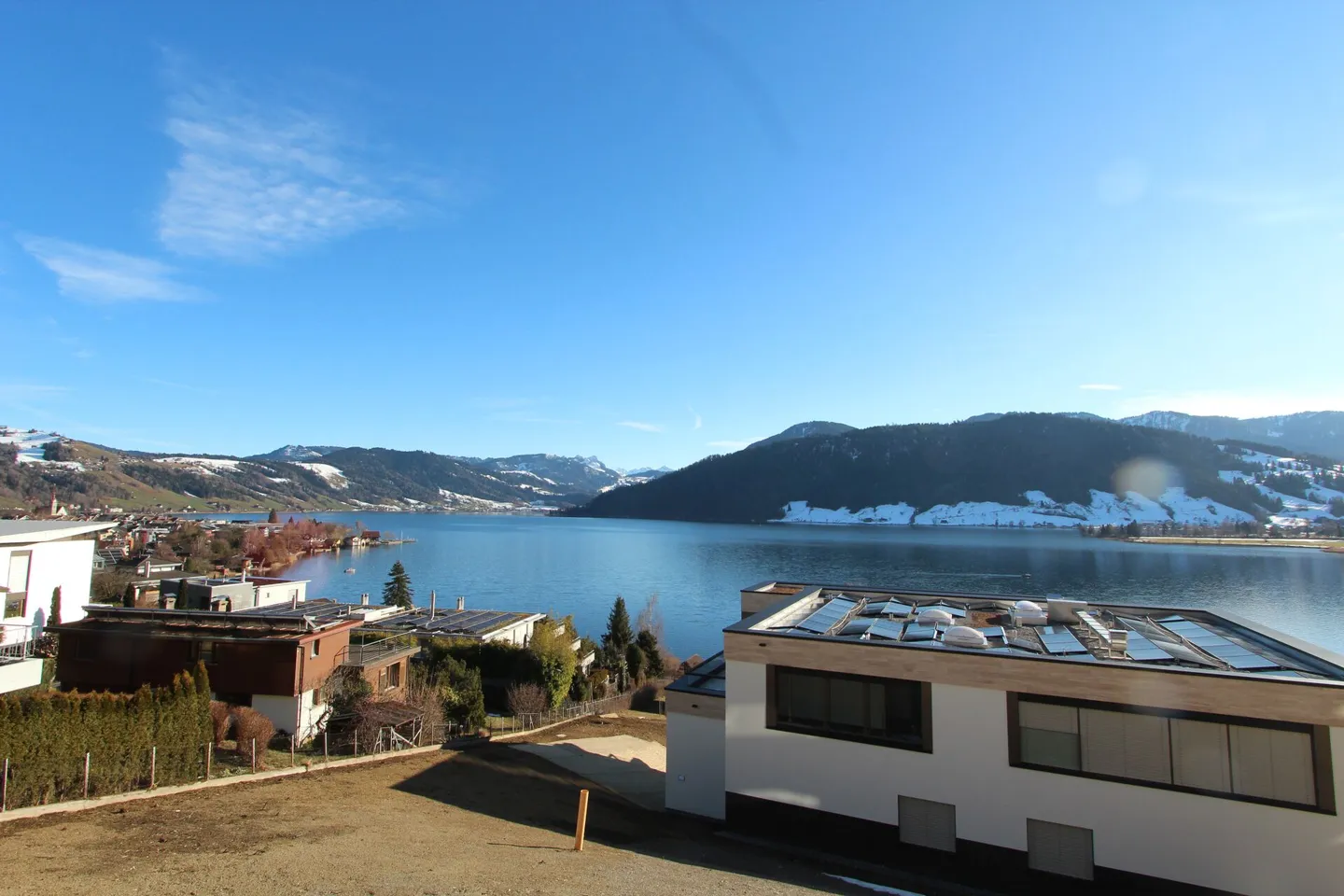 Un bijou au-dessus du lac : appartement de luxe de 3,5 pièces avec panorama spectaculaire sur le lac et les montagnes - Photo 1 sur 8