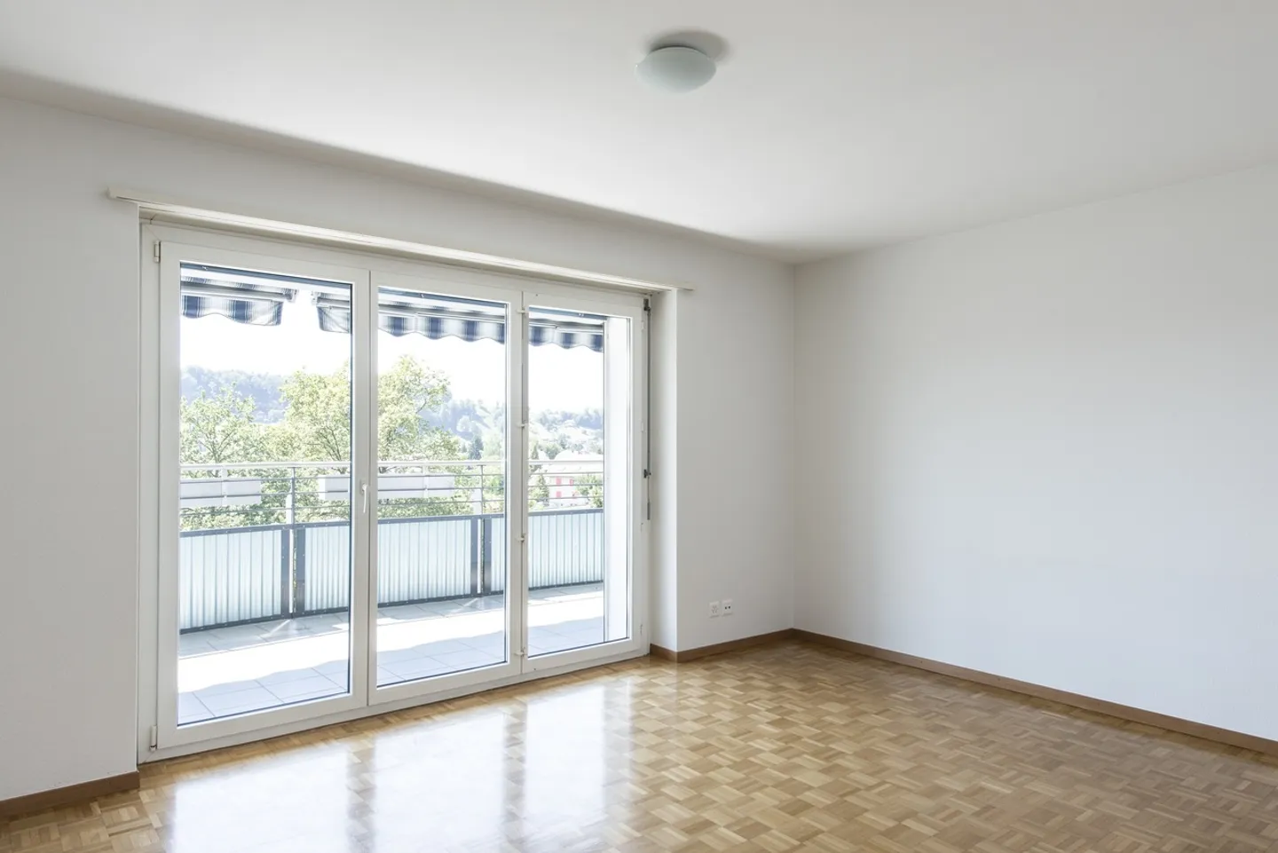 Charming Single Apartment - Photo 3 of 7