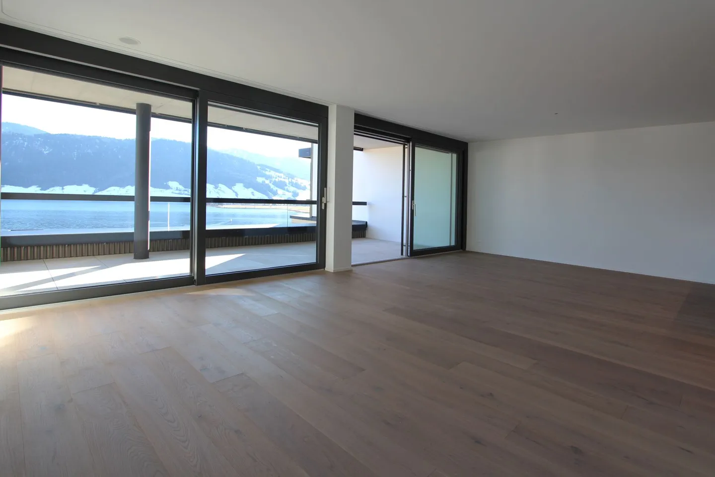 Un bijou au-dessus du lac : appartement de luxe de 3,5 pièces avec panorama spectaculaire sur le lac et les montagnes - Photo 3 sur 8