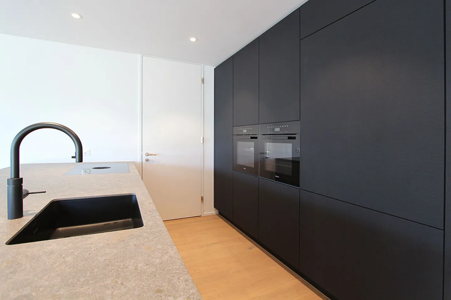 Un bijou au-dessus du lac : appartement de luxe de 3,5 pièces avec panorama spectaculaire sur le lac et les montagnes - Photo 5 sur 8