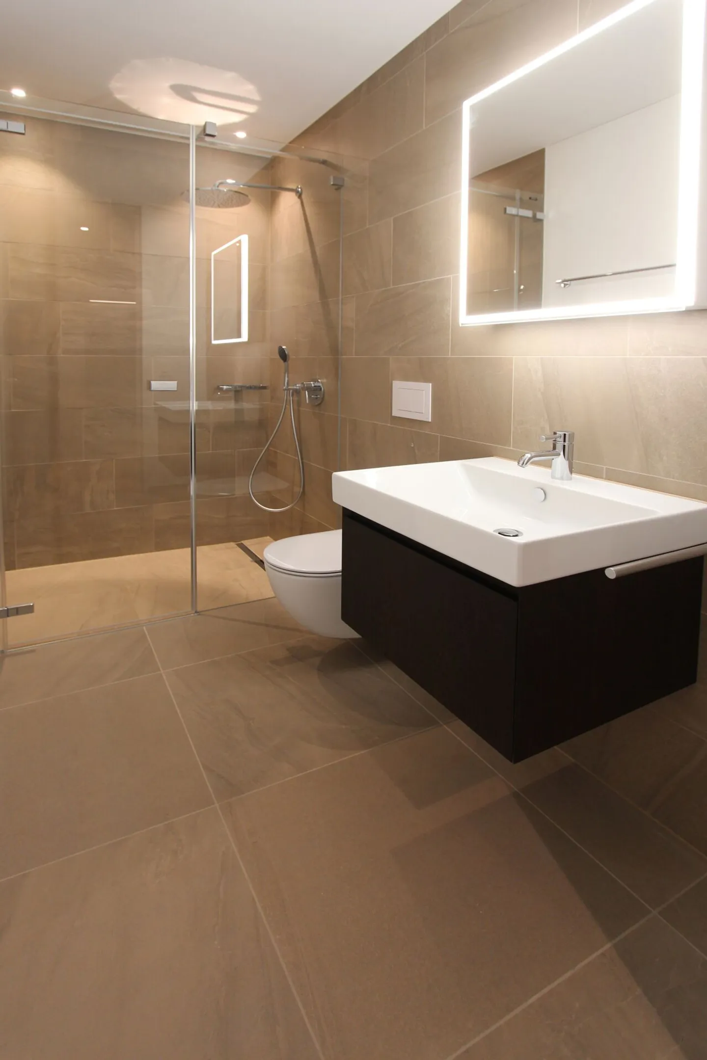 Un bijou au-dessus du lac : appartement de luxe de 3,5 pièces avec panorama spectaculaire sur le lac et les montagnes - Photo 7 sur 8