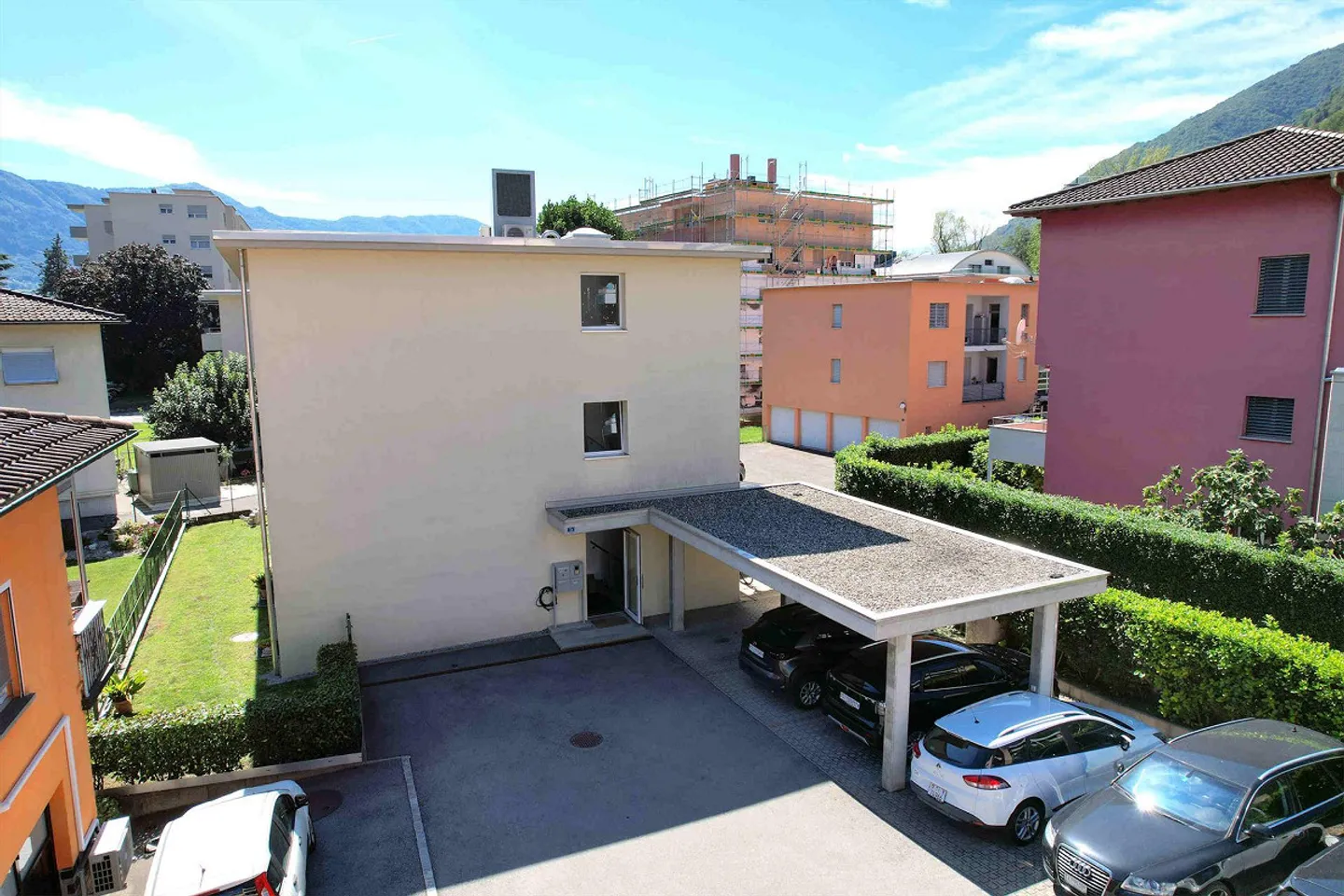 Apartment with private garden in a small and elegant residence - Photo 2 of 13