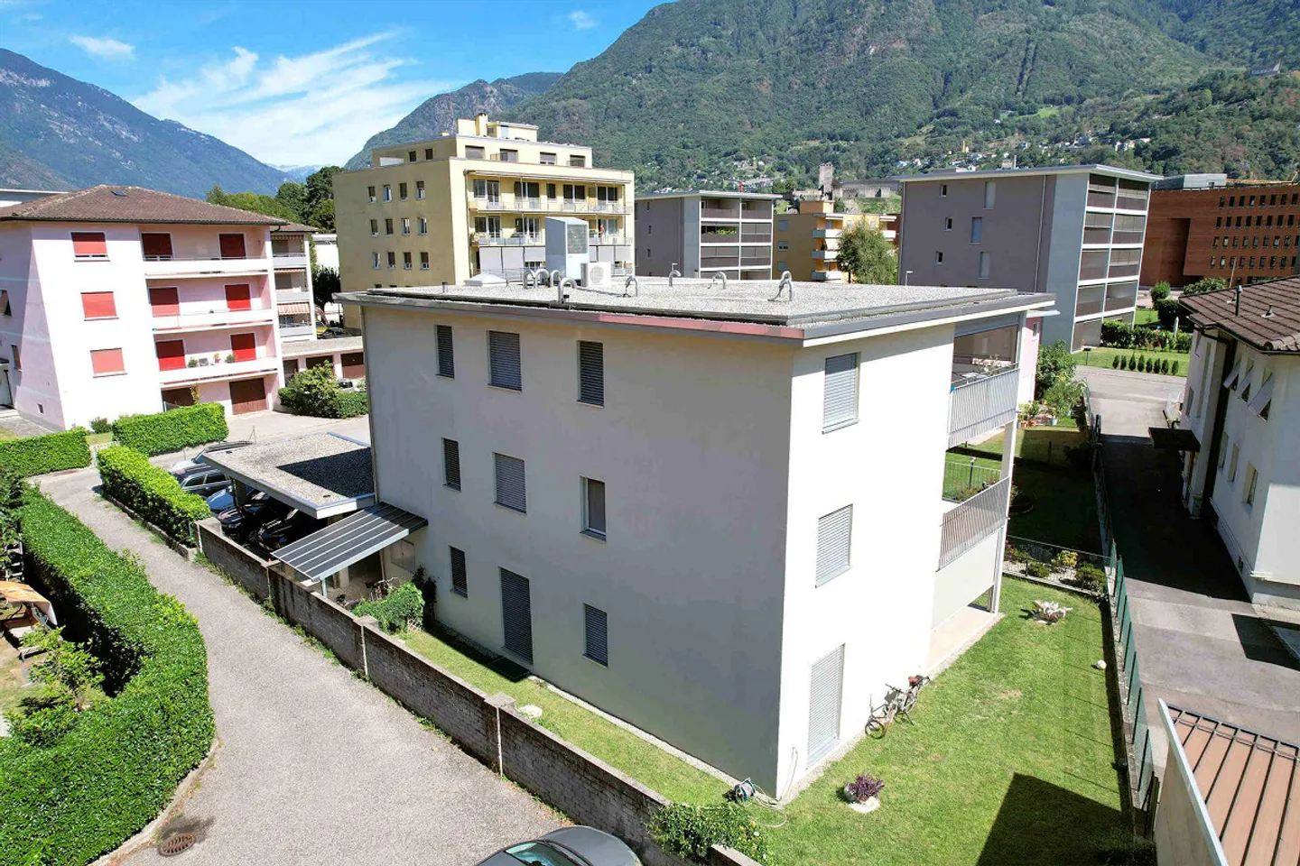 Apartment with private garden in a small and elegant residence - Photo 3 of 13