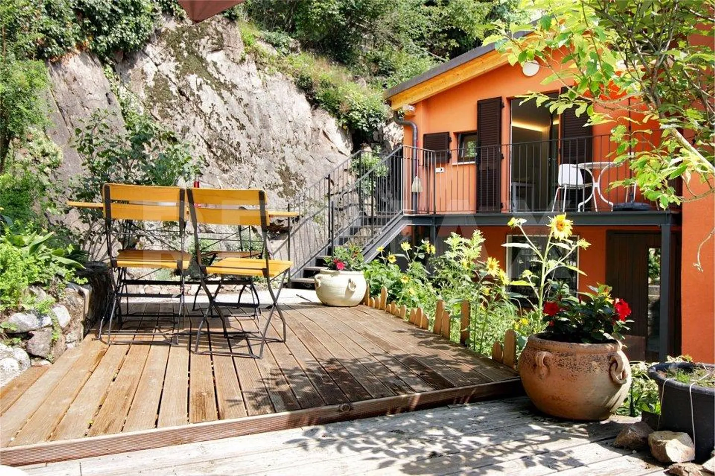Tre appartamenti all'ultimo piano con vista lago e giardino - Foto 4 di 13