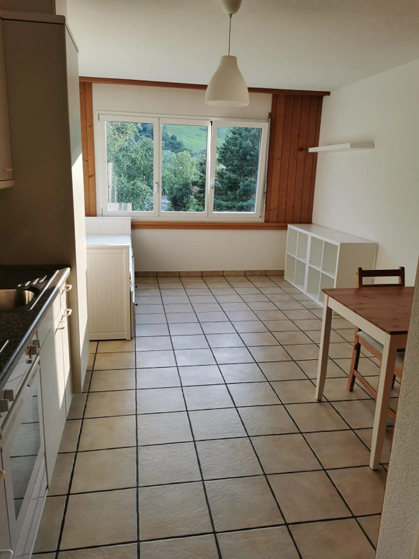 Studio luminoso e bello di 1 stanza disponibile immediatamente, parzialmente arredato - Foto 2 di 8