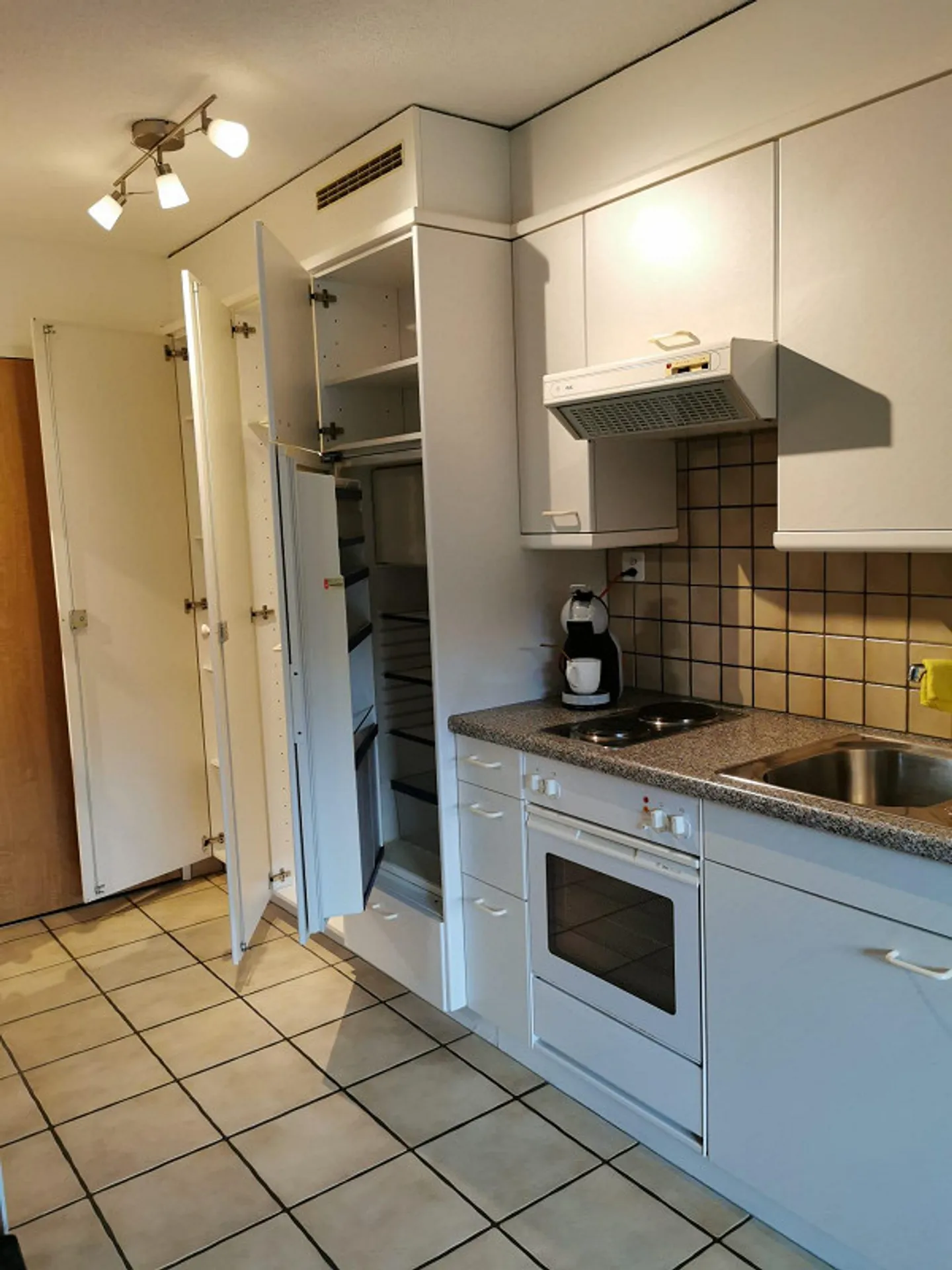 Studio luminoso e bello di 1 stanza disponibile immediatamente, parzialmente arredato - Foto 6 di 8