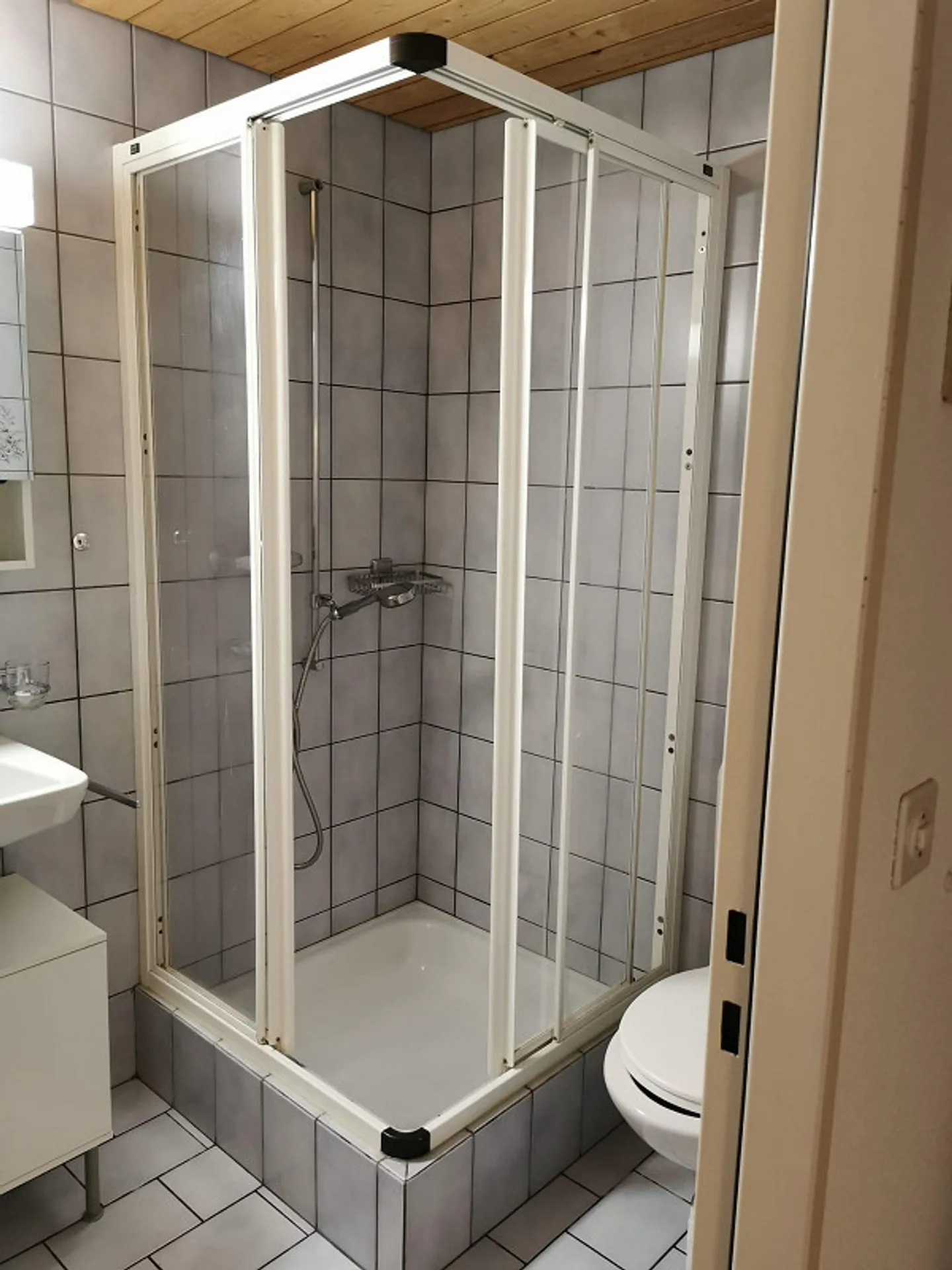 Studio luminoso e bello di 1 stanza disponibile immediatamente, parzialmente arredato - Foto 8 di 8