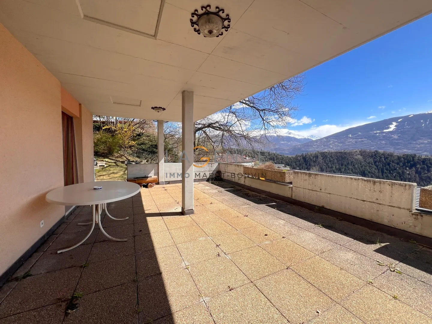 APPARTAMENTO 4,5 LOCALI CON TERRAZZA - GIARDINO E VISTA PANORAMICA - Foto 5 di 11