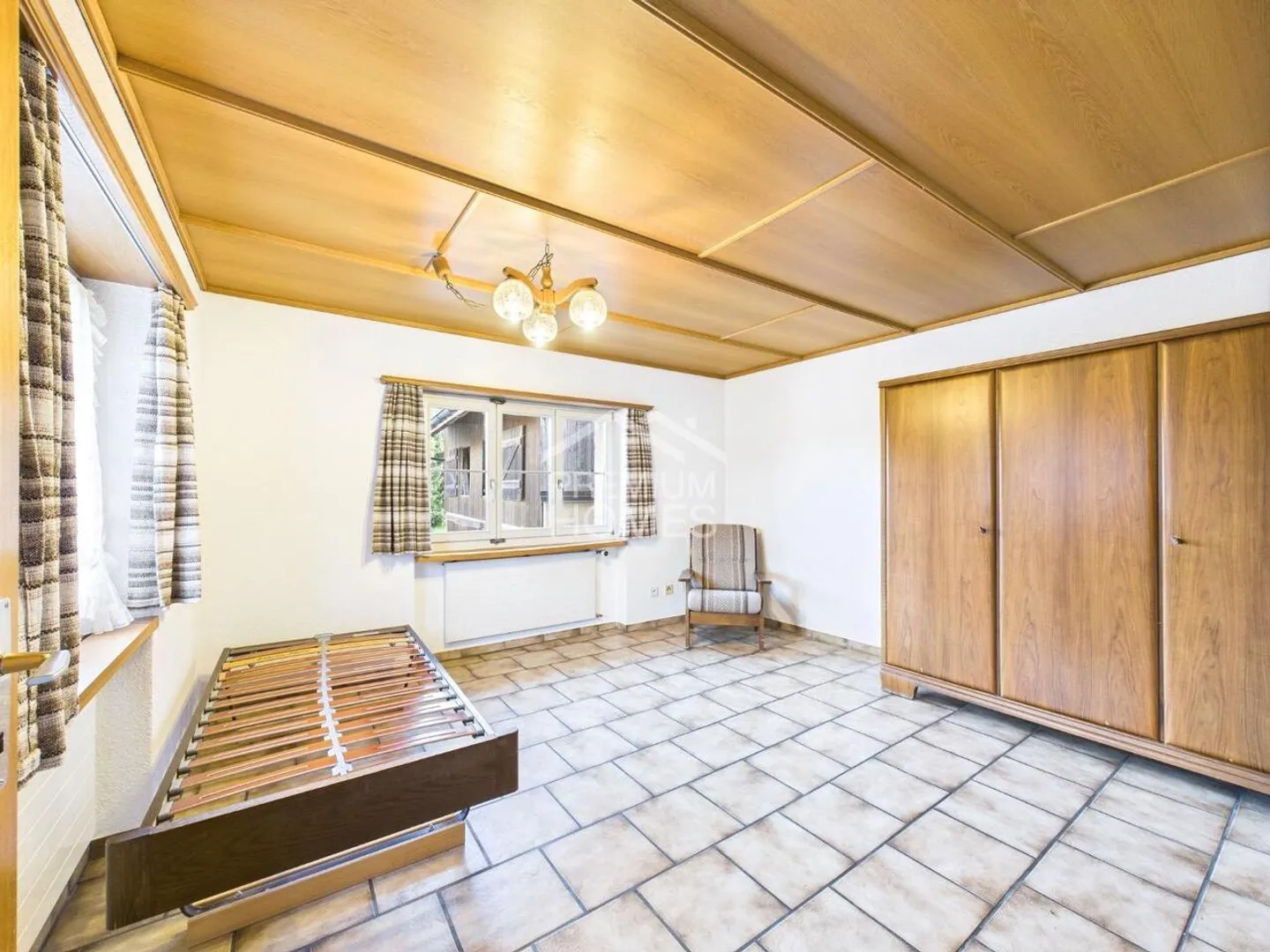 Double Potential: A House Ready to Move In, One for Redesign - Photo 8 of 12