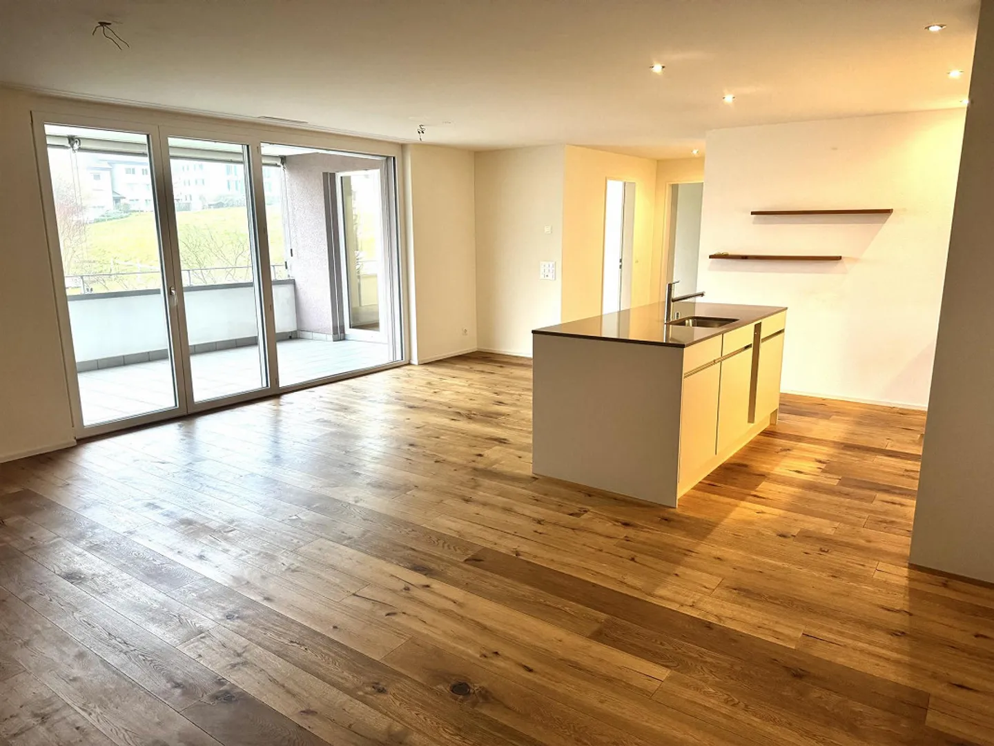 Luminoso appartamento di 3,5 stanze con vista sulle montagne in vendita! - Foto 1 di 19