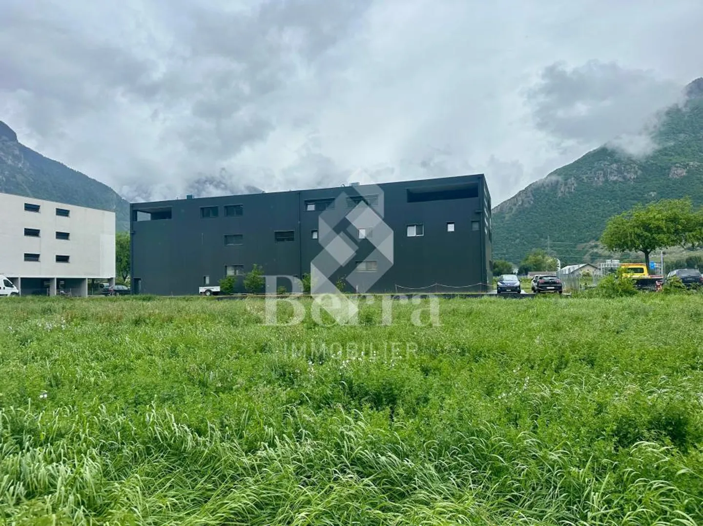 Box-Halle mit Sektionaltor - Foto 1 von 7