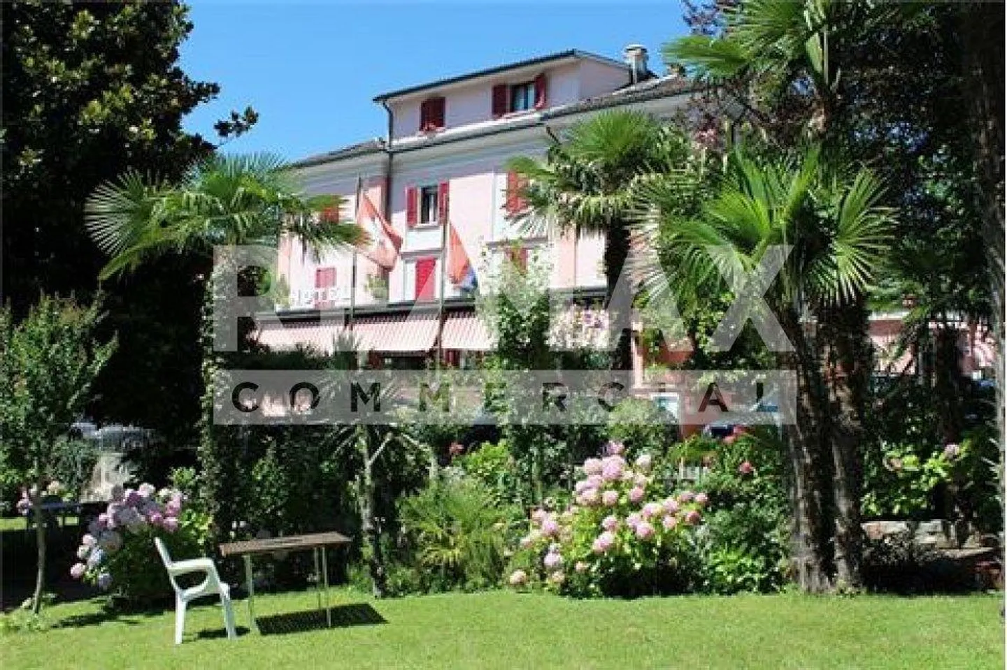 Albergo con magnifico parco e vista lago - Foto 1 di 13
