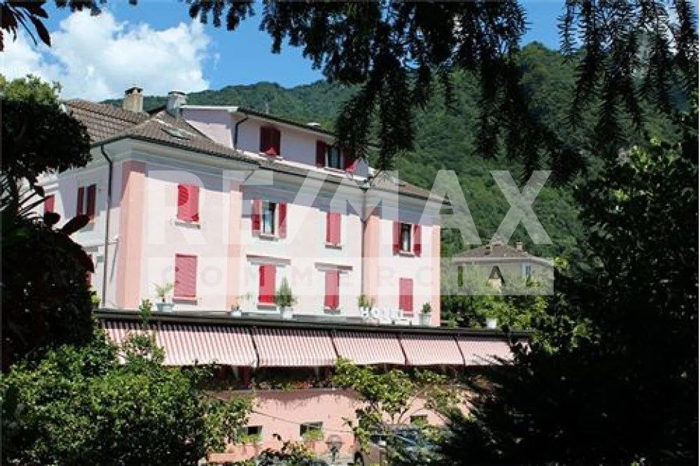Albergo con magnifico parco e vista lago - Foto 3 di 13