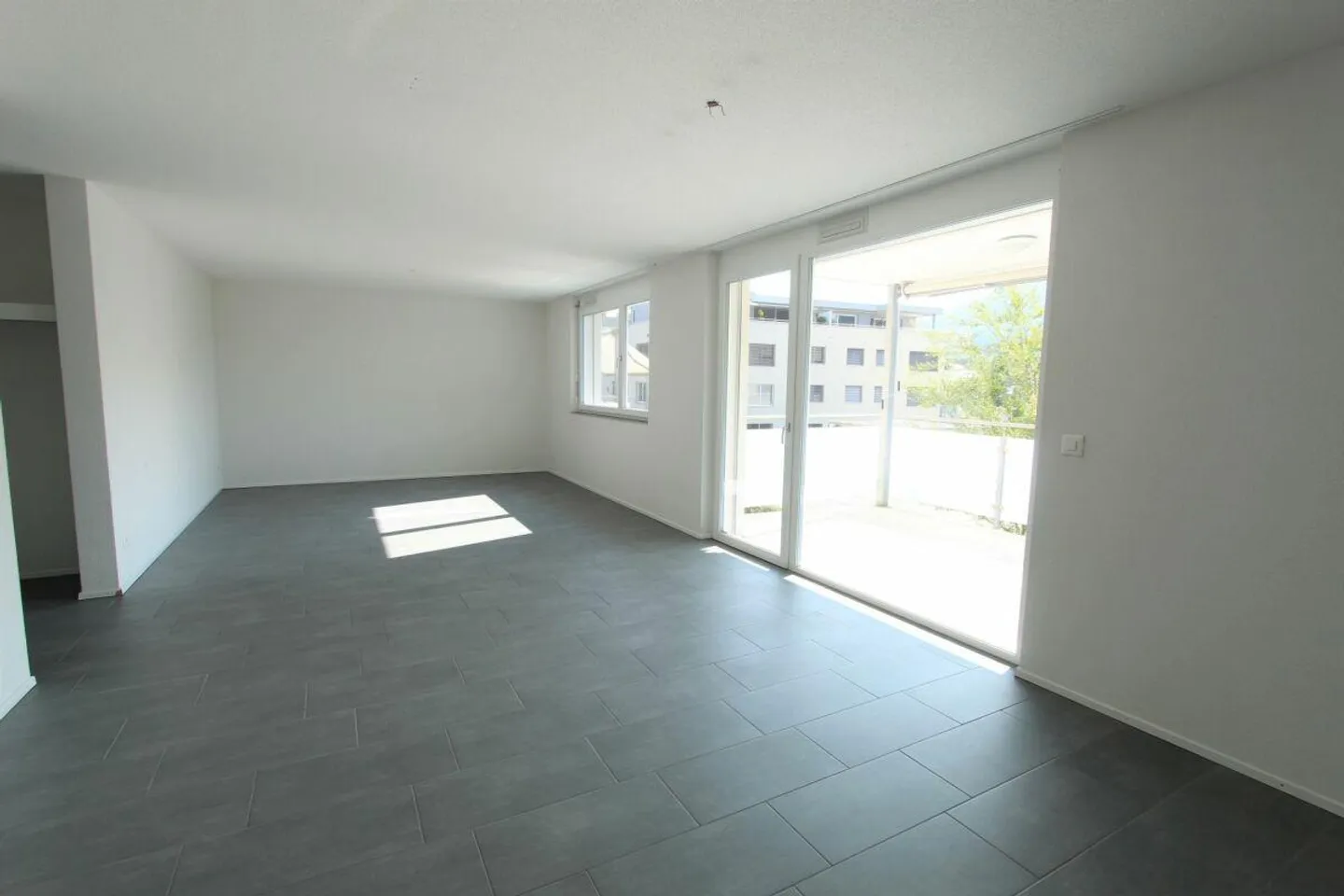 Appartement moderne en emplacement central - Photo 2 sur 9