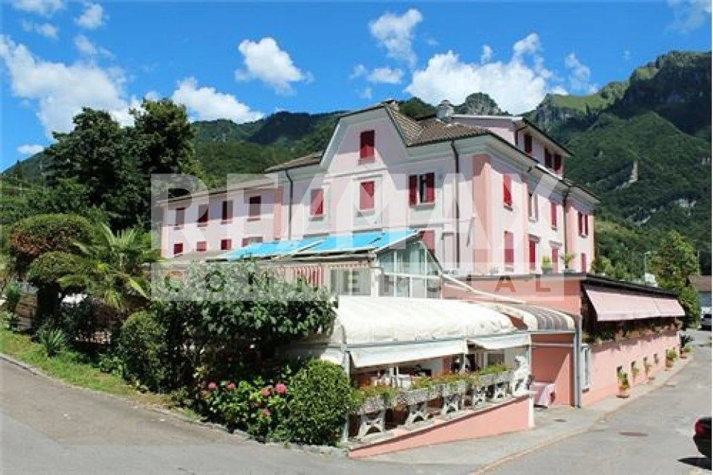 Albergo con magnifico parco e vista lago - Foto 5 di 13
